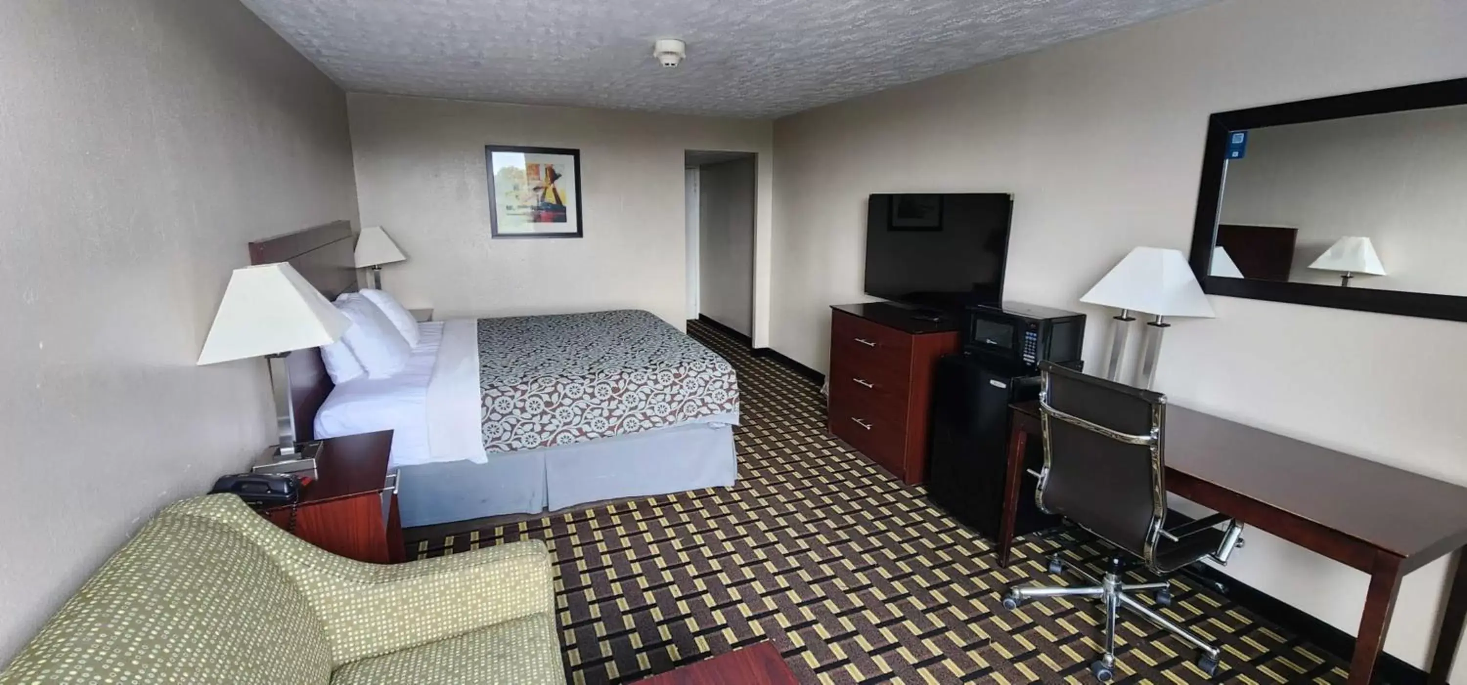 View (from property/room), TV/Entertainment Center in Days Inn by Wyndham Fort Wright Cincinnati Area