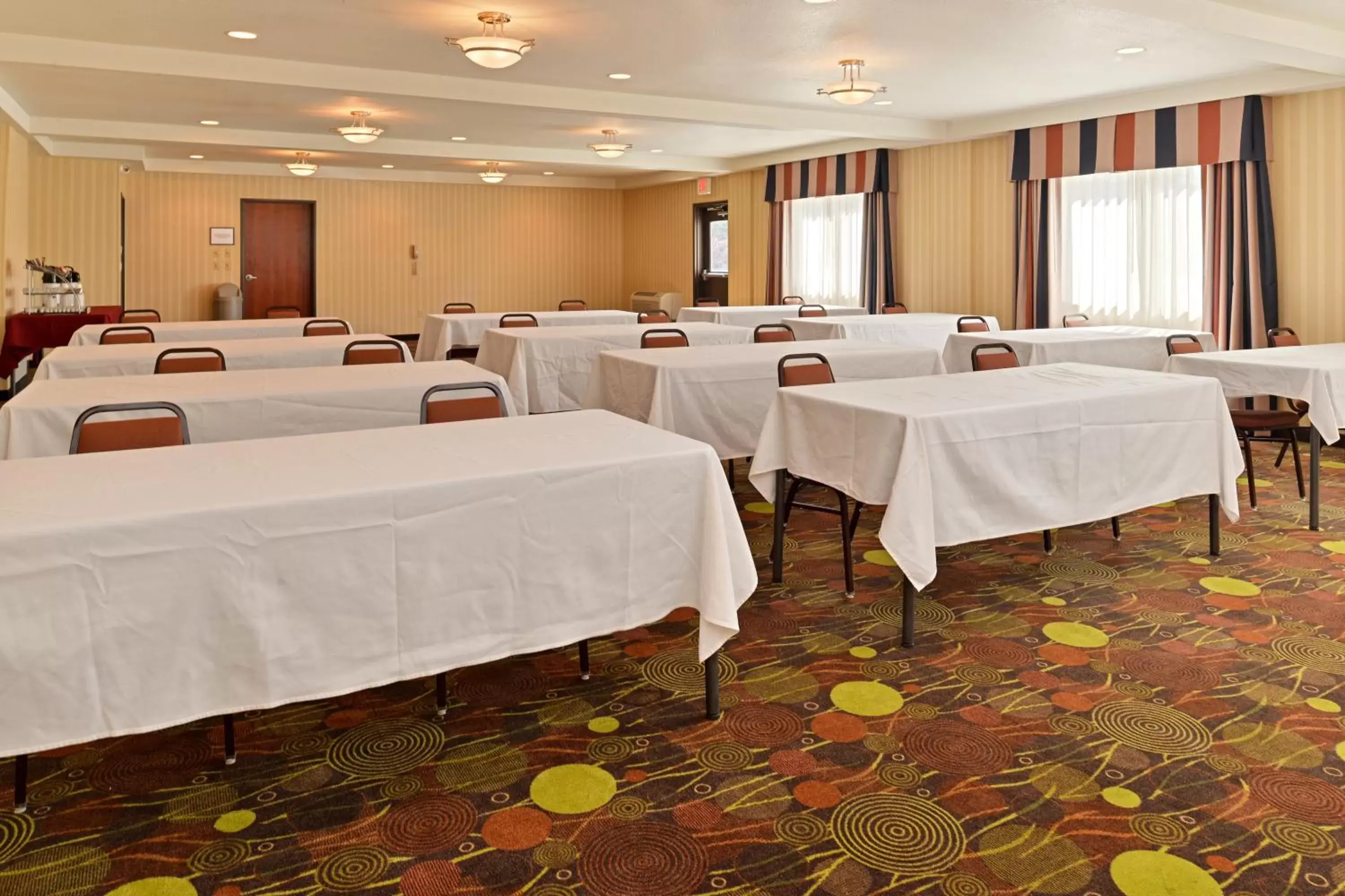 Meeting/conference room in Holiday Inn Express Portland South - Lake Oswego, an IHG Hotel