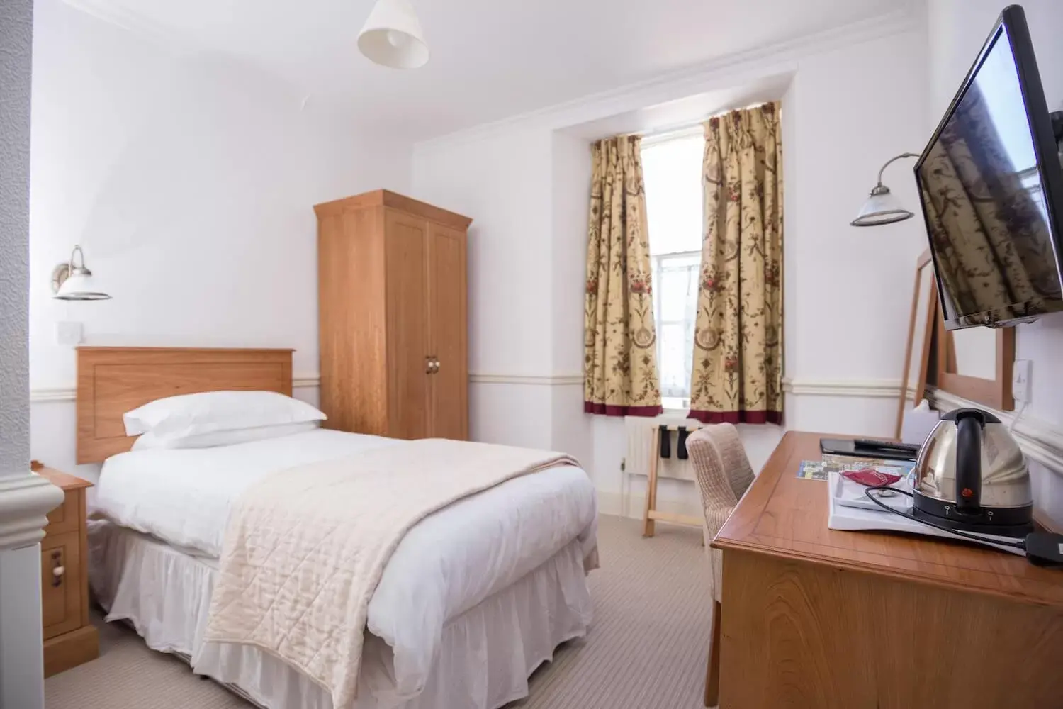 Photo of the whole room, Bed in The Queens Hotel Photo of the whole room, Bed in The Queens Hotel