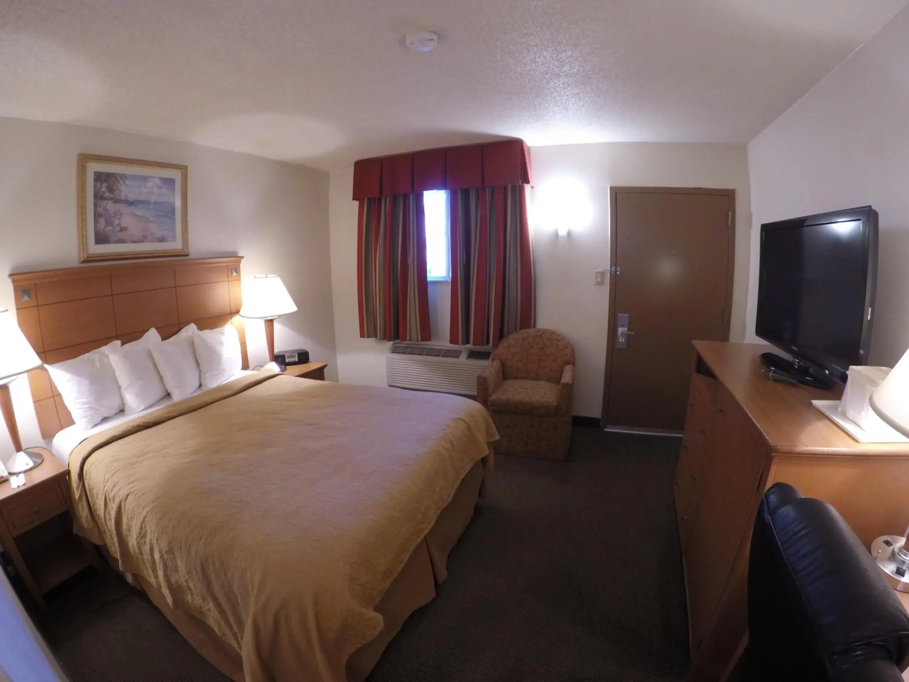 Queen Room in Rodeway Inn Point Pleasant Beach Queen Room in Rodeway Inn Point Pleasant Beach