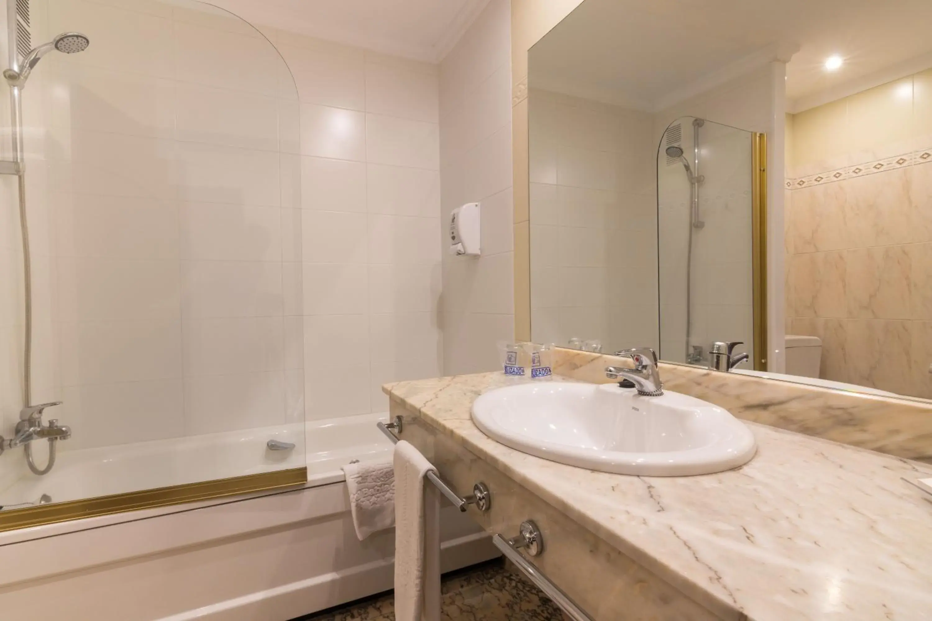 Hot Tub, Bathroom in Sercotel Hotel Bahia de Vigo
