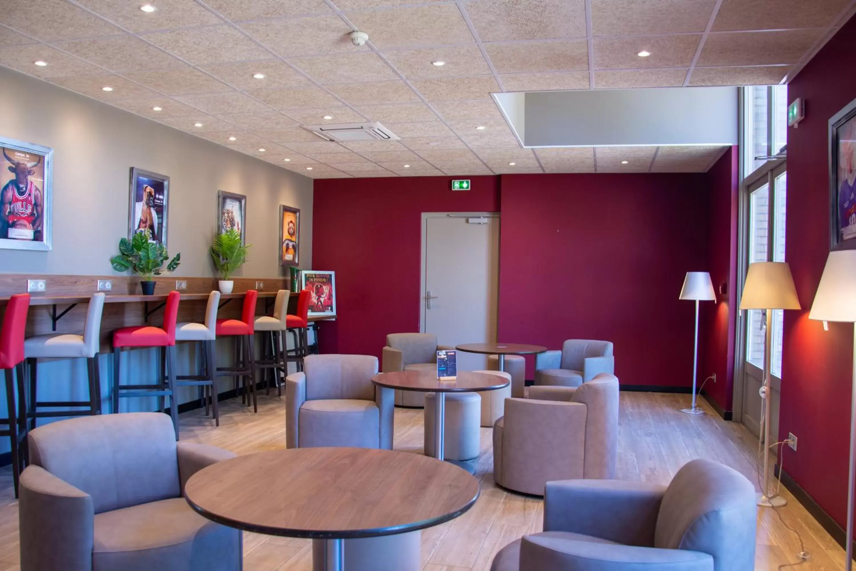 Seating area, Lounge/Bar in Campanile Dunkerque Sud - Loon Plage