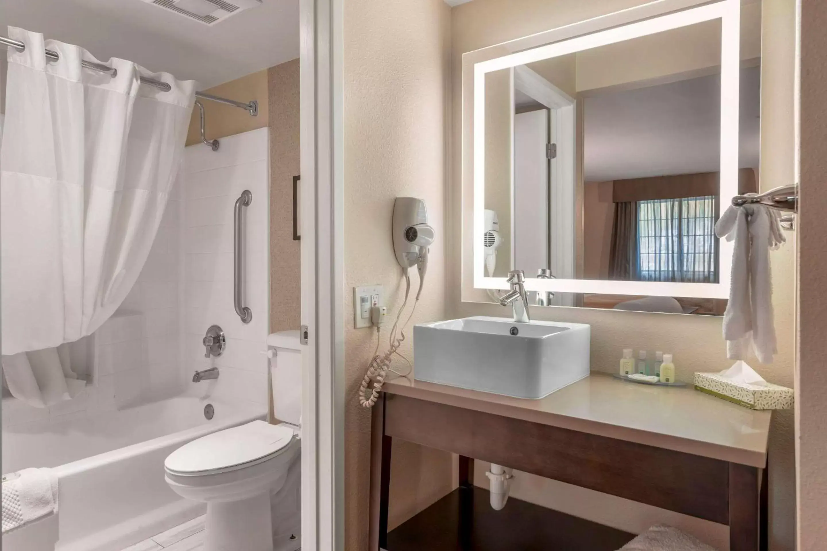 Bedroom, Bathroom in Quality Inn & Suites Camarillo-Oxnard