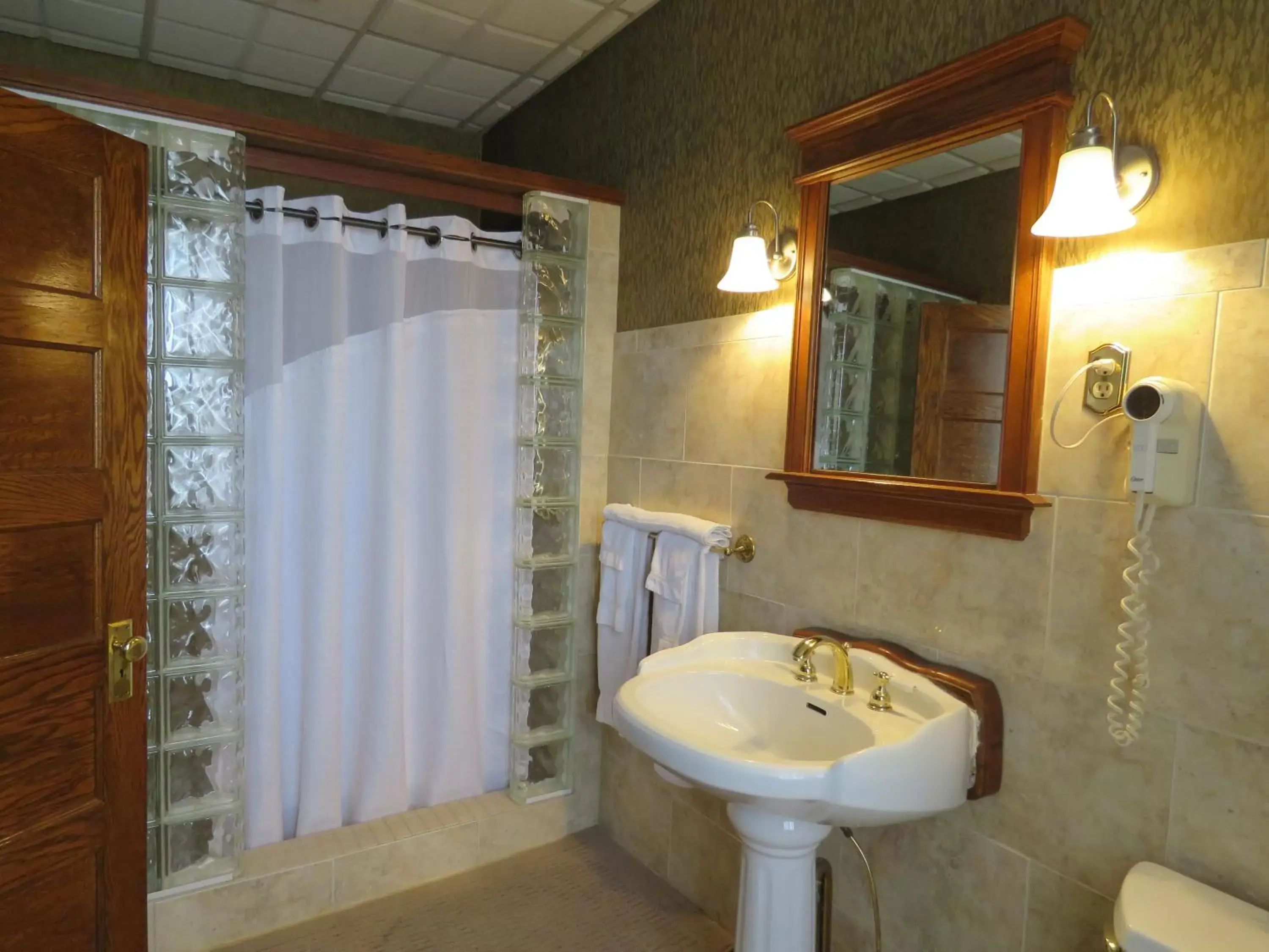 Bathroom in Altland House Inn & Suites