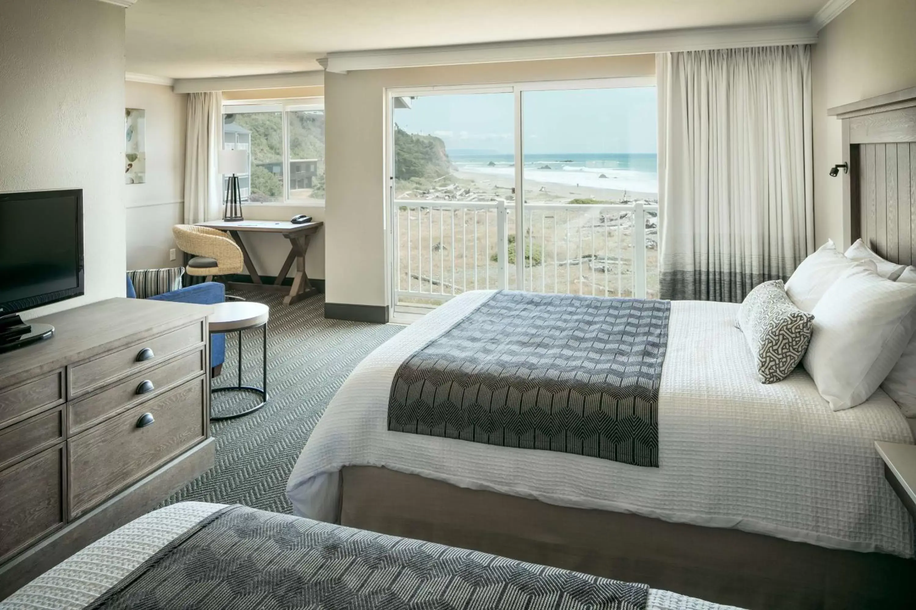 Photo of the whole room, Bed in Beachfront Inn