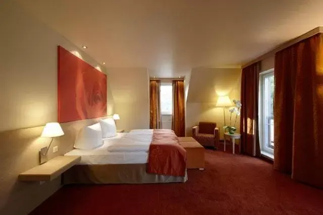 Photo of the whole room, Bed in Kur und Wellnesshaus Spreebalance, The Originals Relais (Relais du Silence)