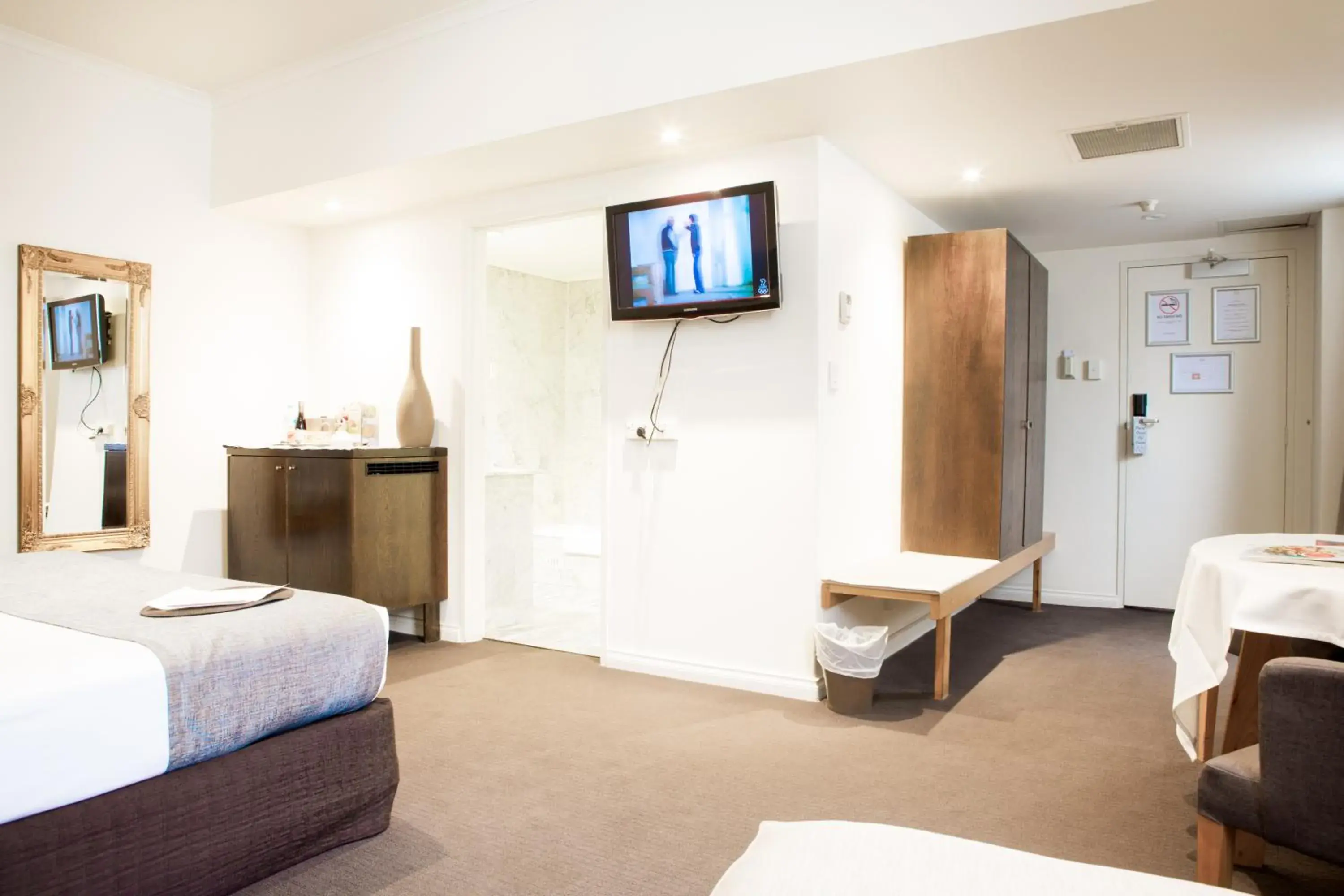 Bedroom, TV/Entertainment Center in Hotel Richmond on Rundle Mall