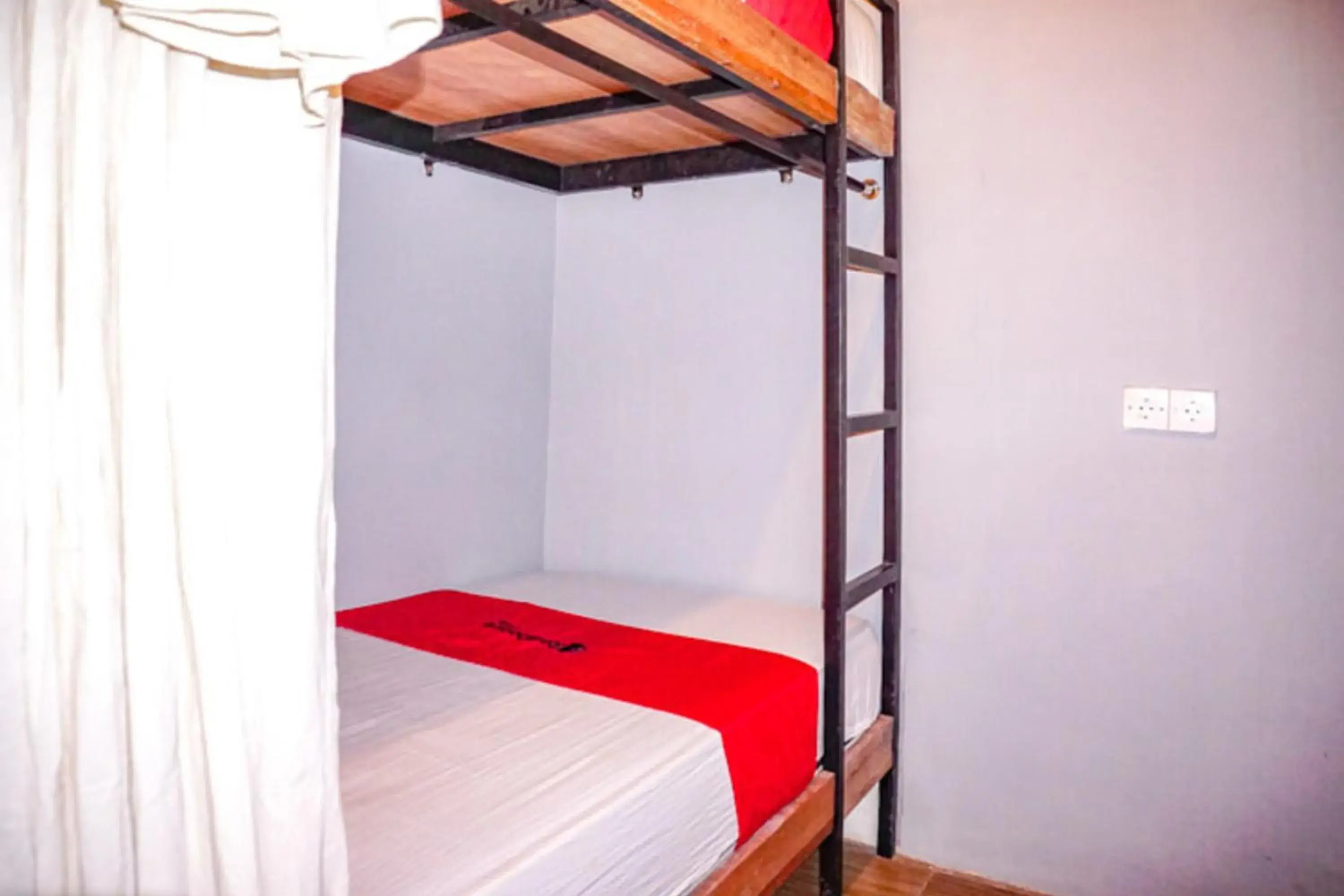 Bed in RedDoorz Hostel near Lippo Mall Kuta