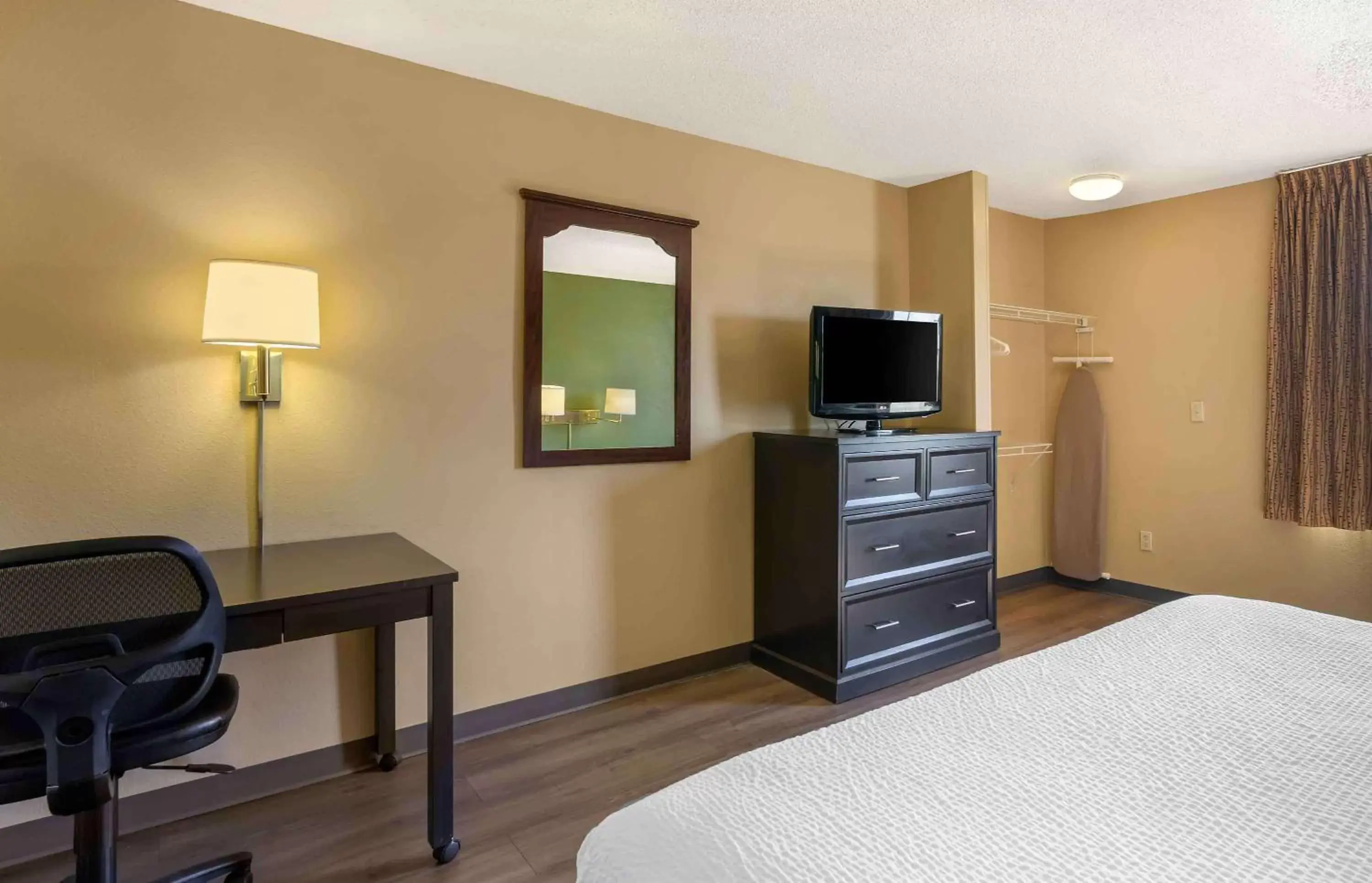 Bedroom, TV/Entertainment Center in Extended Stay America Select Suites - Raleigh - RDU Airport