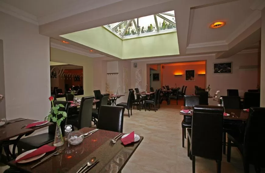 Restaurant/places to eat in York House Hotel
