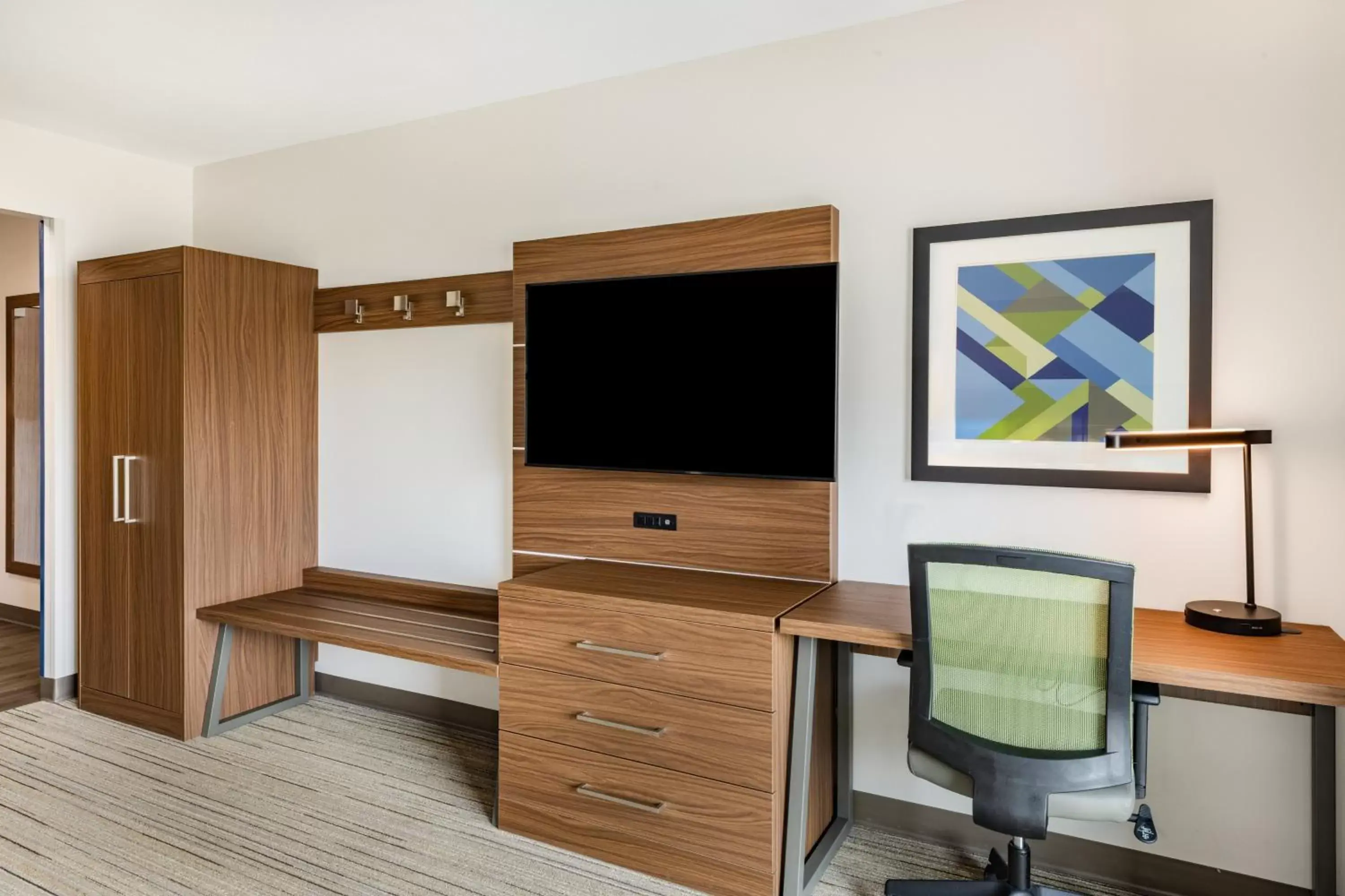 Photo of the whole room, TV/Entertainment Center in Holiday Inn Express & Suites - Lincoln Downtown , an IHG Hotel