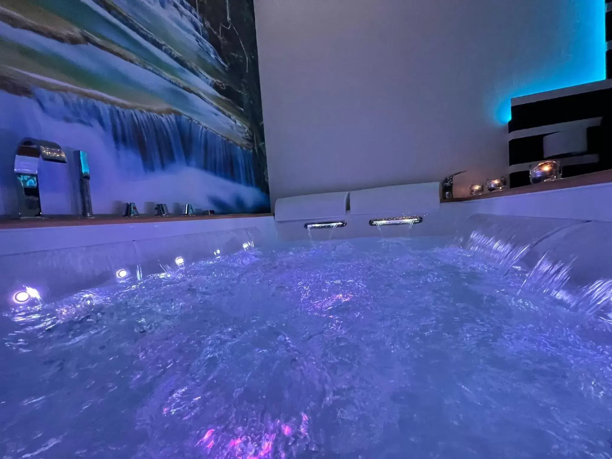 Hot Tub, Swimming Pool in Suite Ciclopi Acitrezza