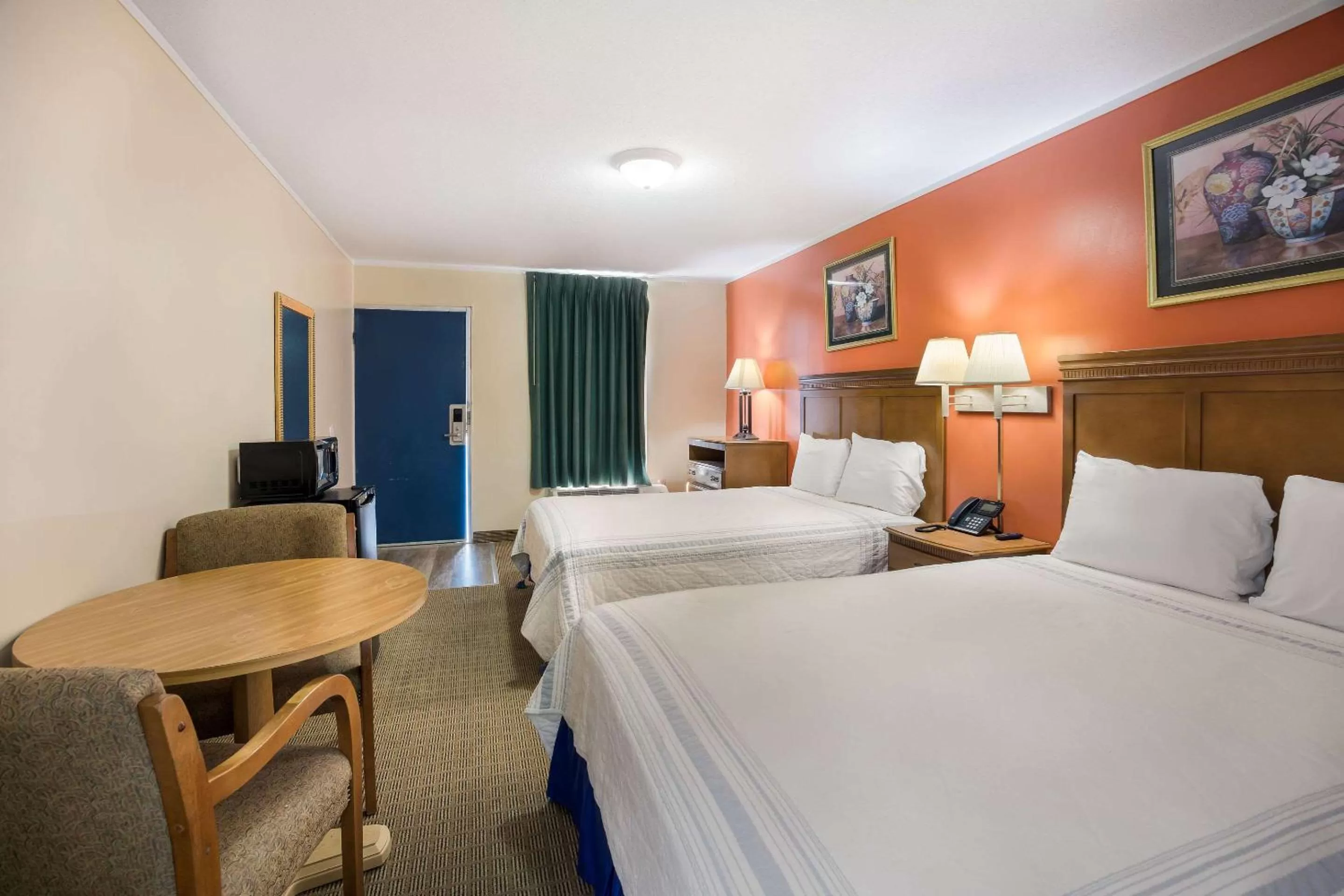 Photo of the whole room, Bed in Rodeway Inn Cecil