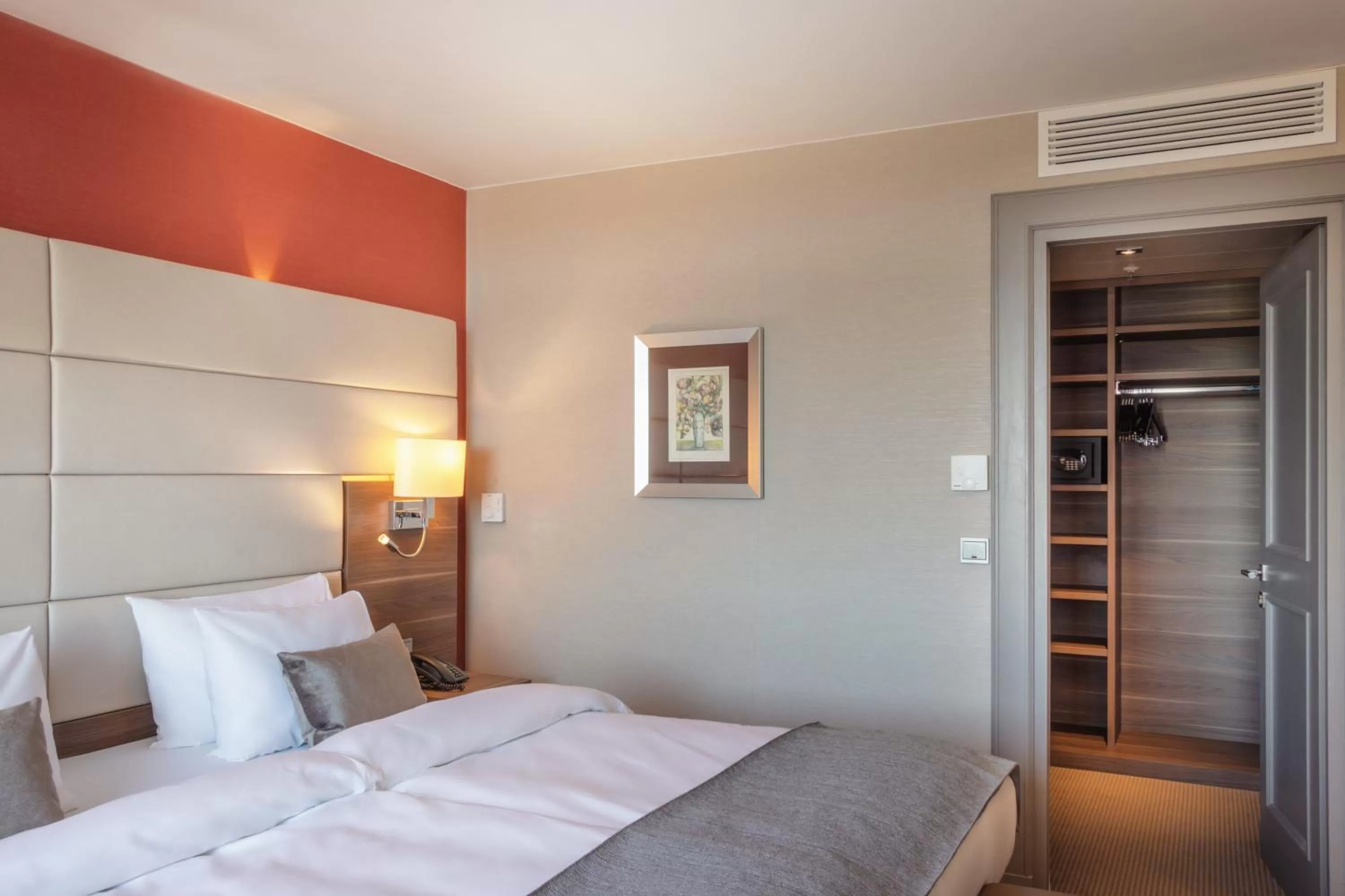 Photo of the whole room, Bed in Crowne Plaza Frankfurt Congress Hotel by IHG