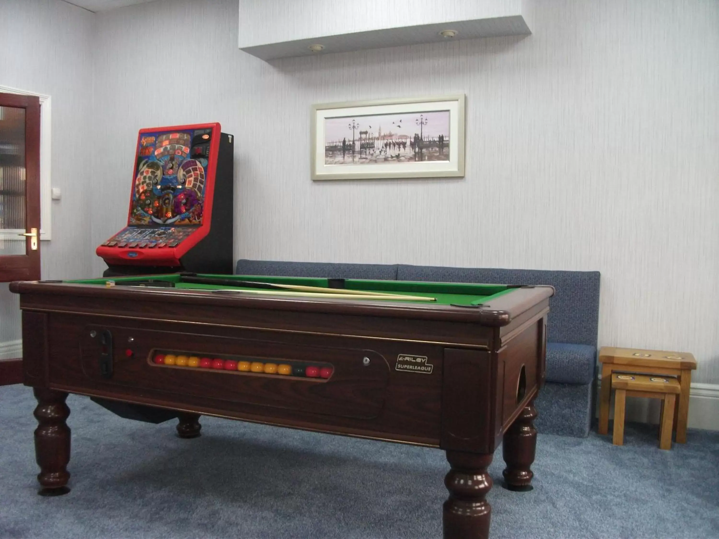 Game Room, Billiards in Sherwood Hotel