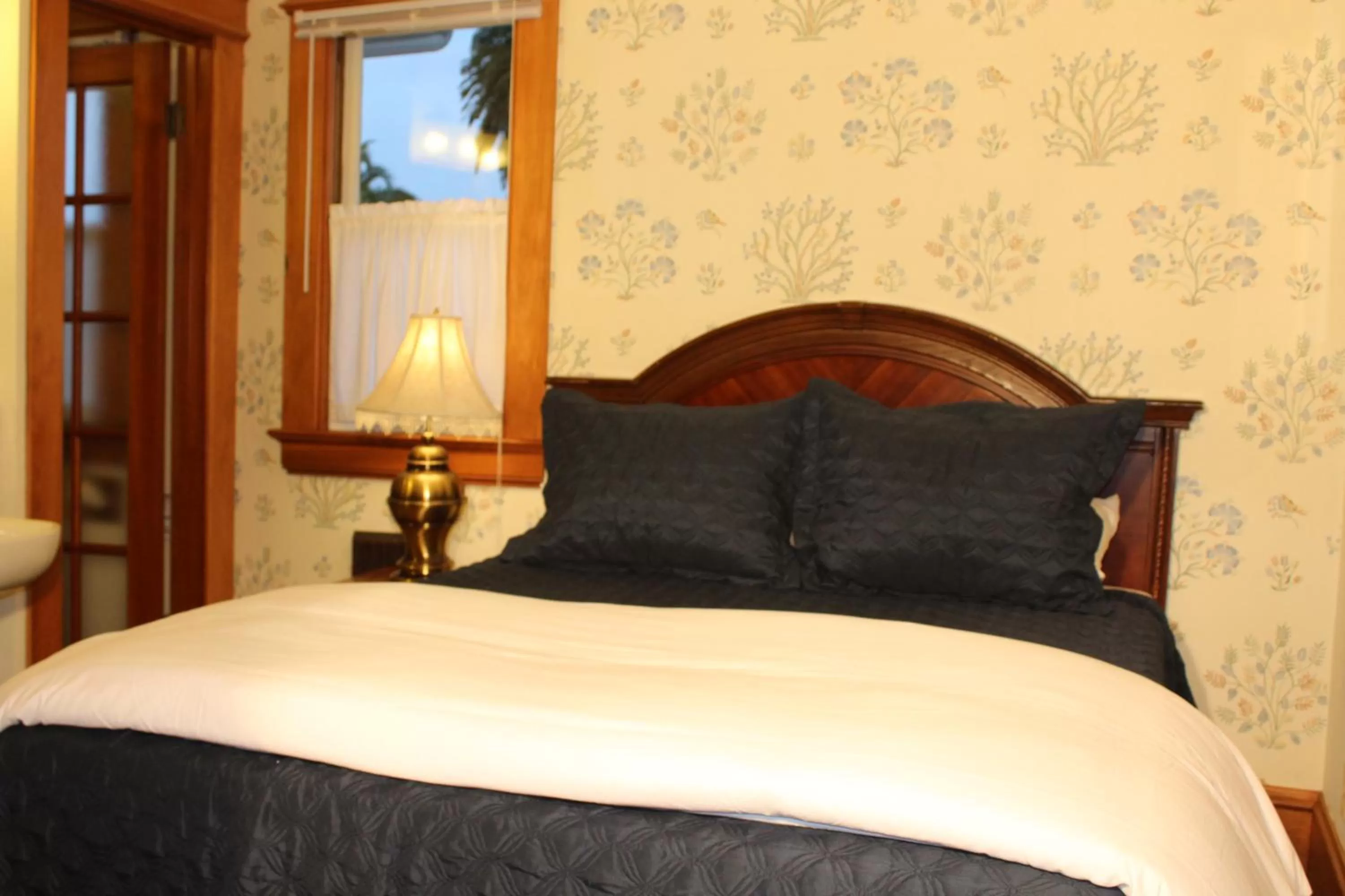 Bed in Pacific Grove Inn