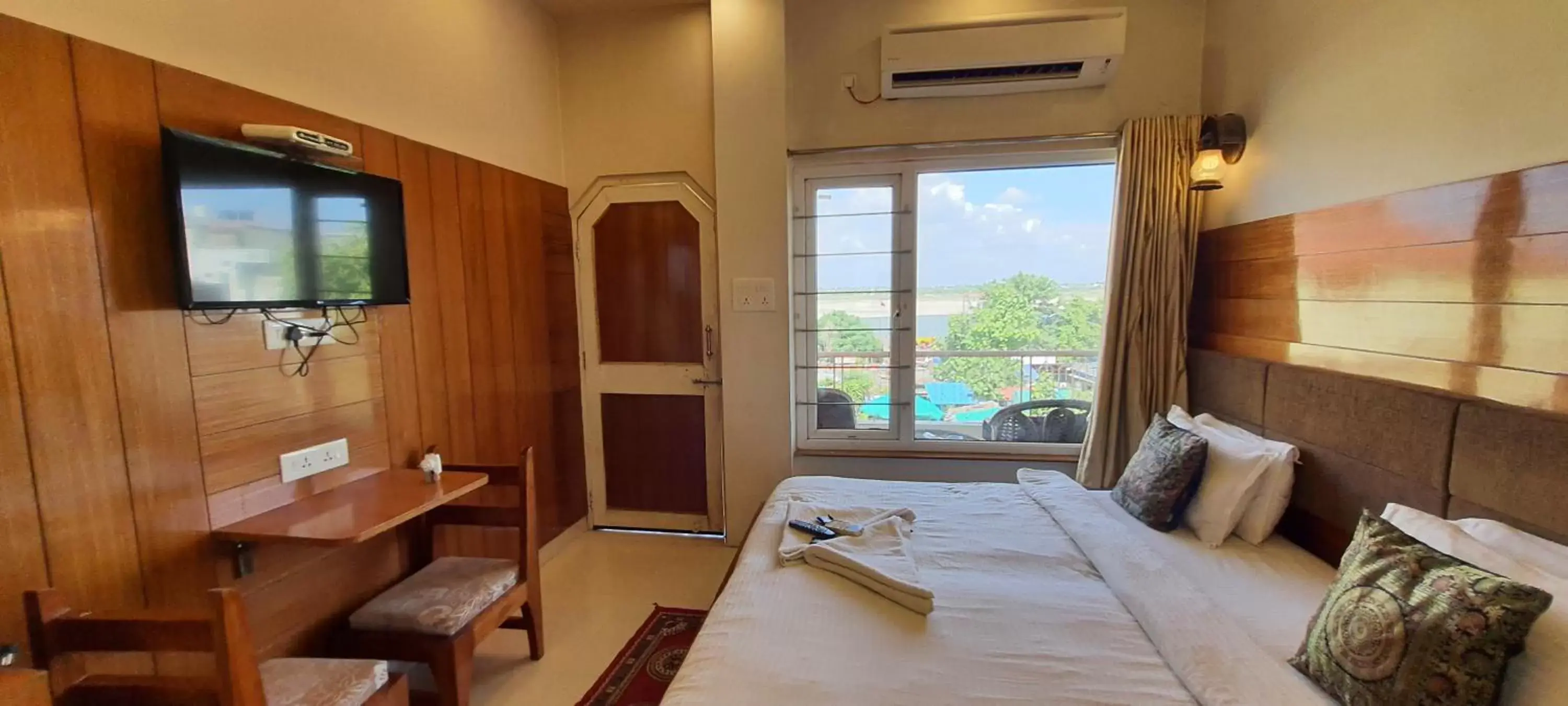 Living room, Seating Area in Hotel Temple On Ganges