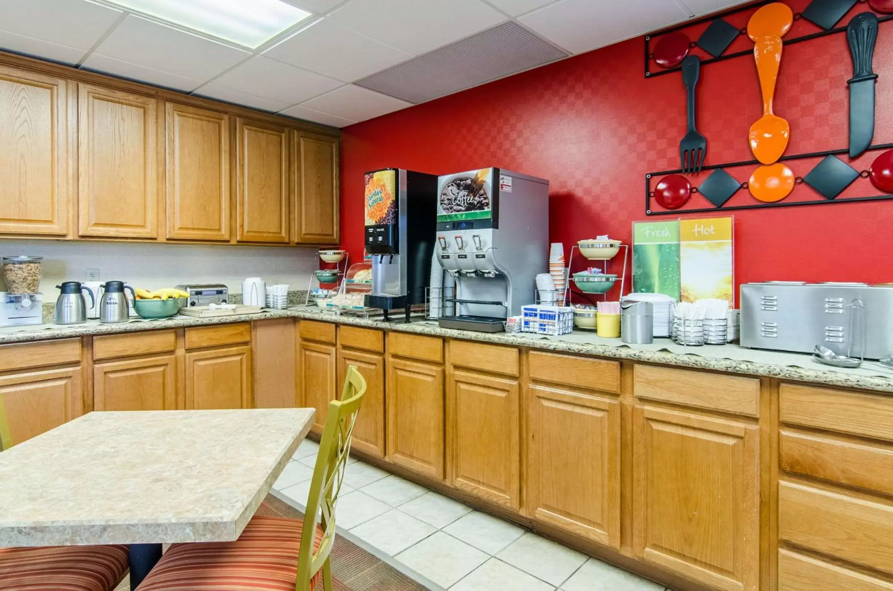 Restaurant/places to eat, Kitchen/Kitchenette in Quality Inn Junction City near Fort Riley