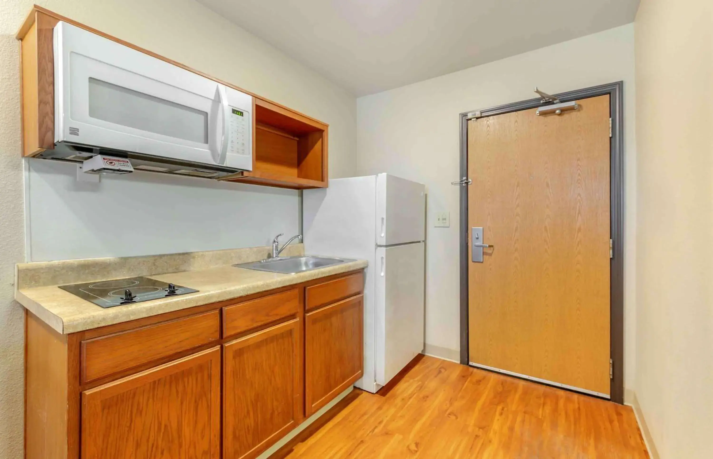 Bedroom, Kitchen/Kitchenette in Extended Stay America Select Suites - Fort Lauderdale - Airport - West