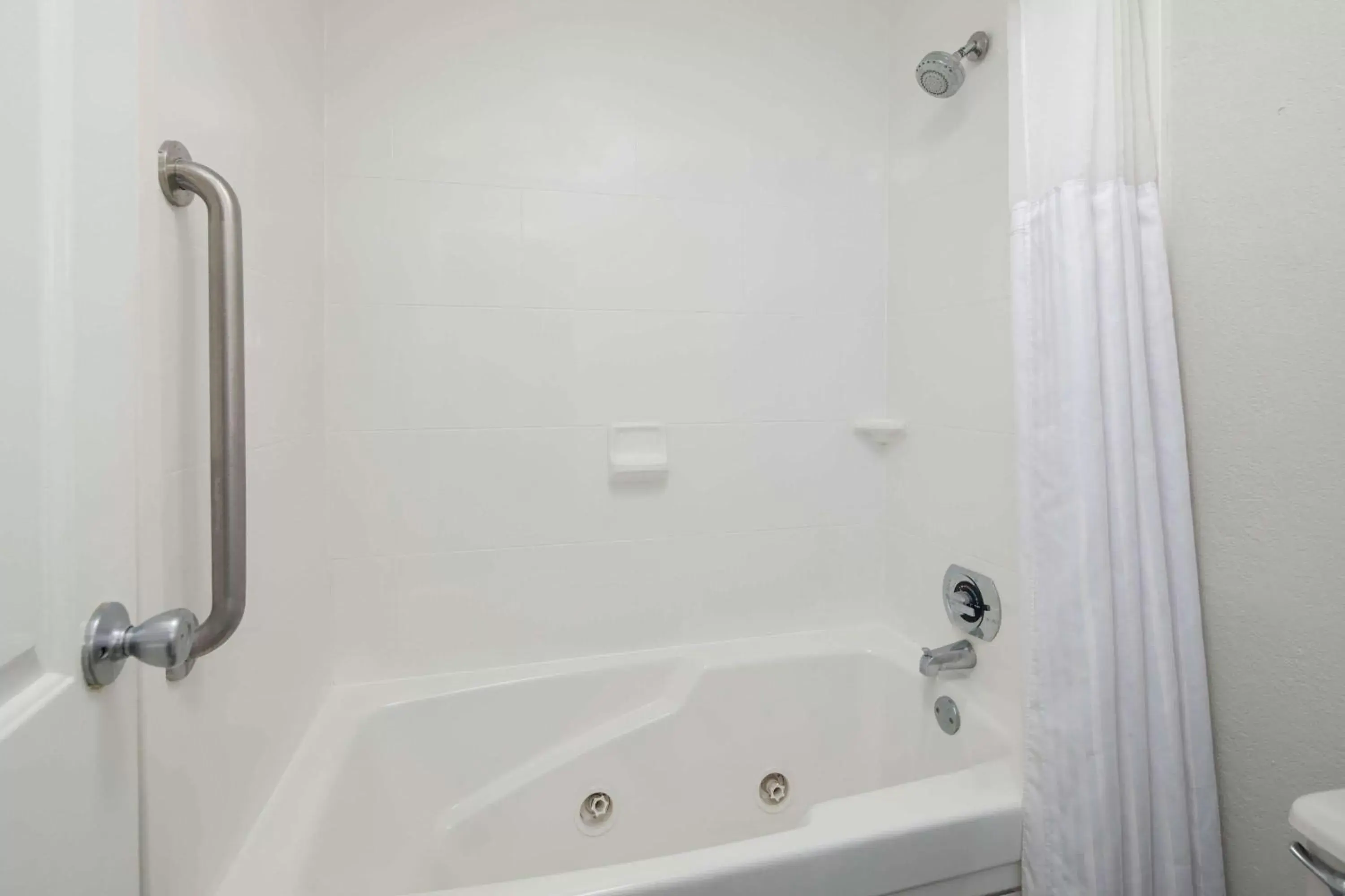 Bathroom in La Quinta by Wyndham Atlanta Airport South