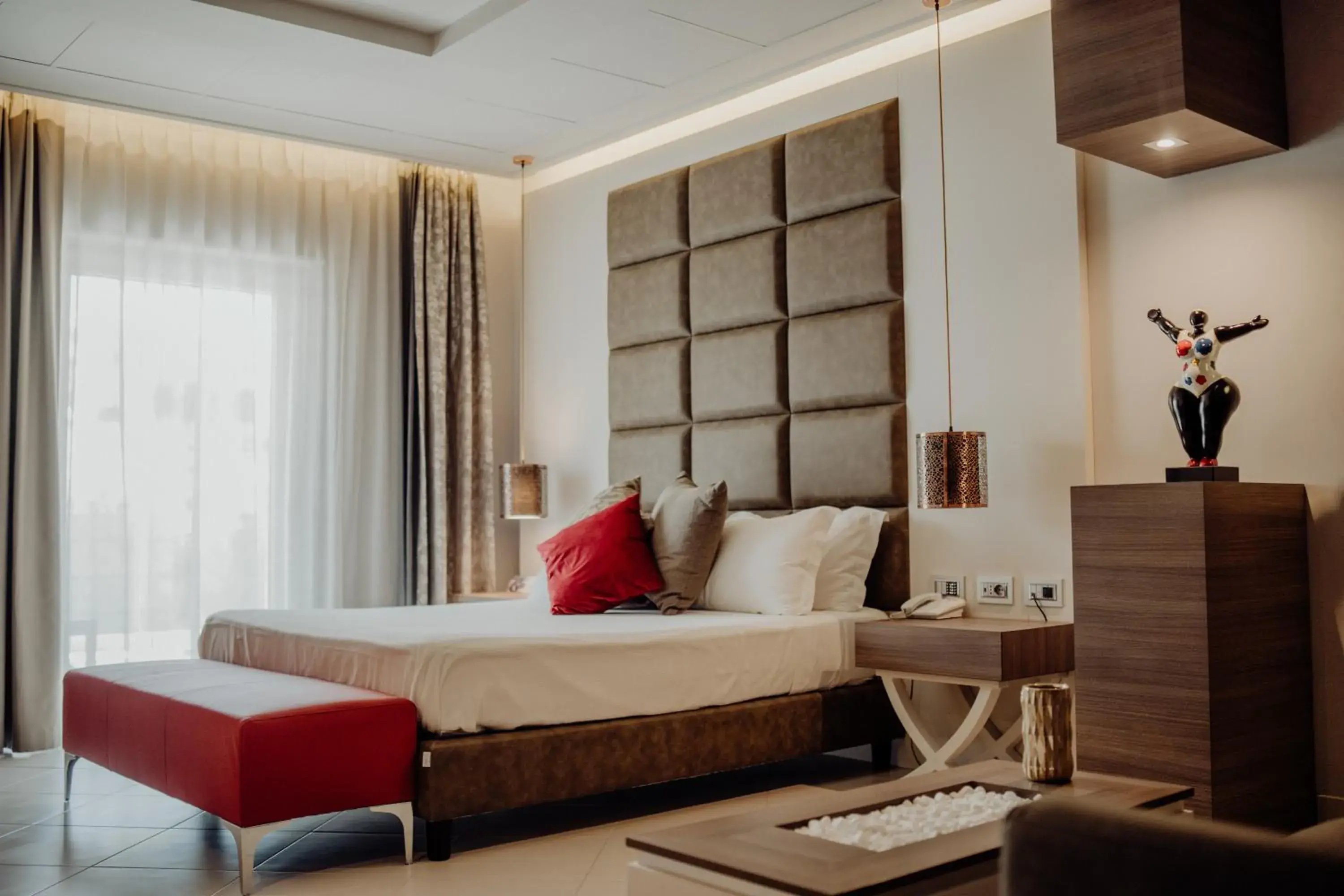 Bedroom, Seating Area in Hotel Niagara