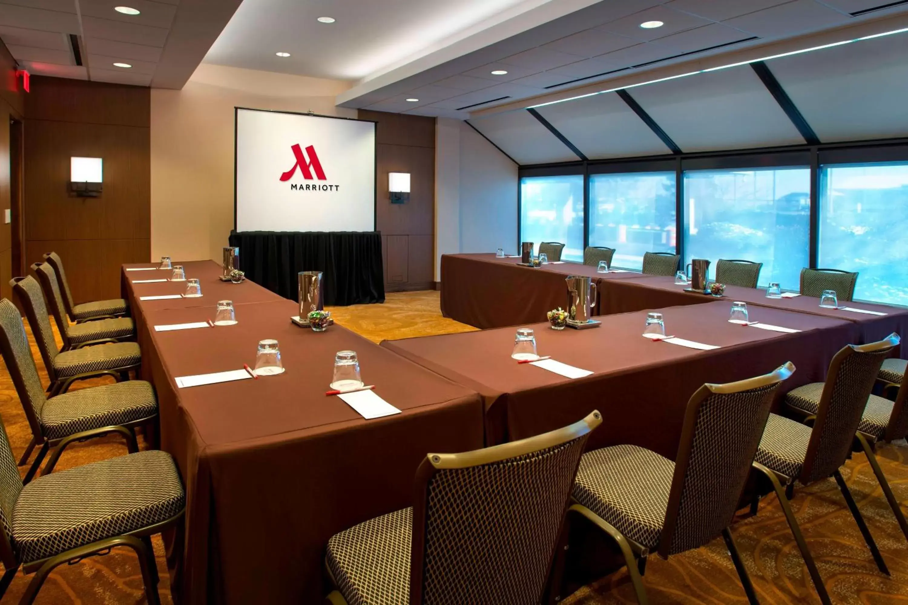 Meeting/conference room in Newark Liberty International Airport Marriott