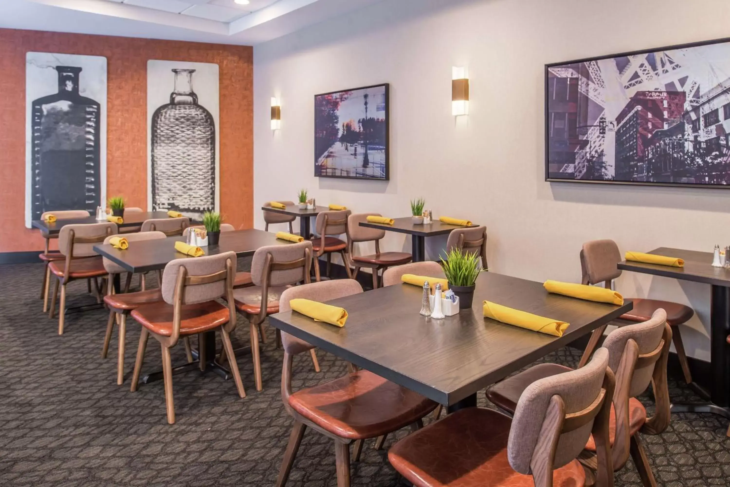 Dining area in Doubletree By Hilton Lafayette East Dining area in Doubletree By Hilton Lafayette East