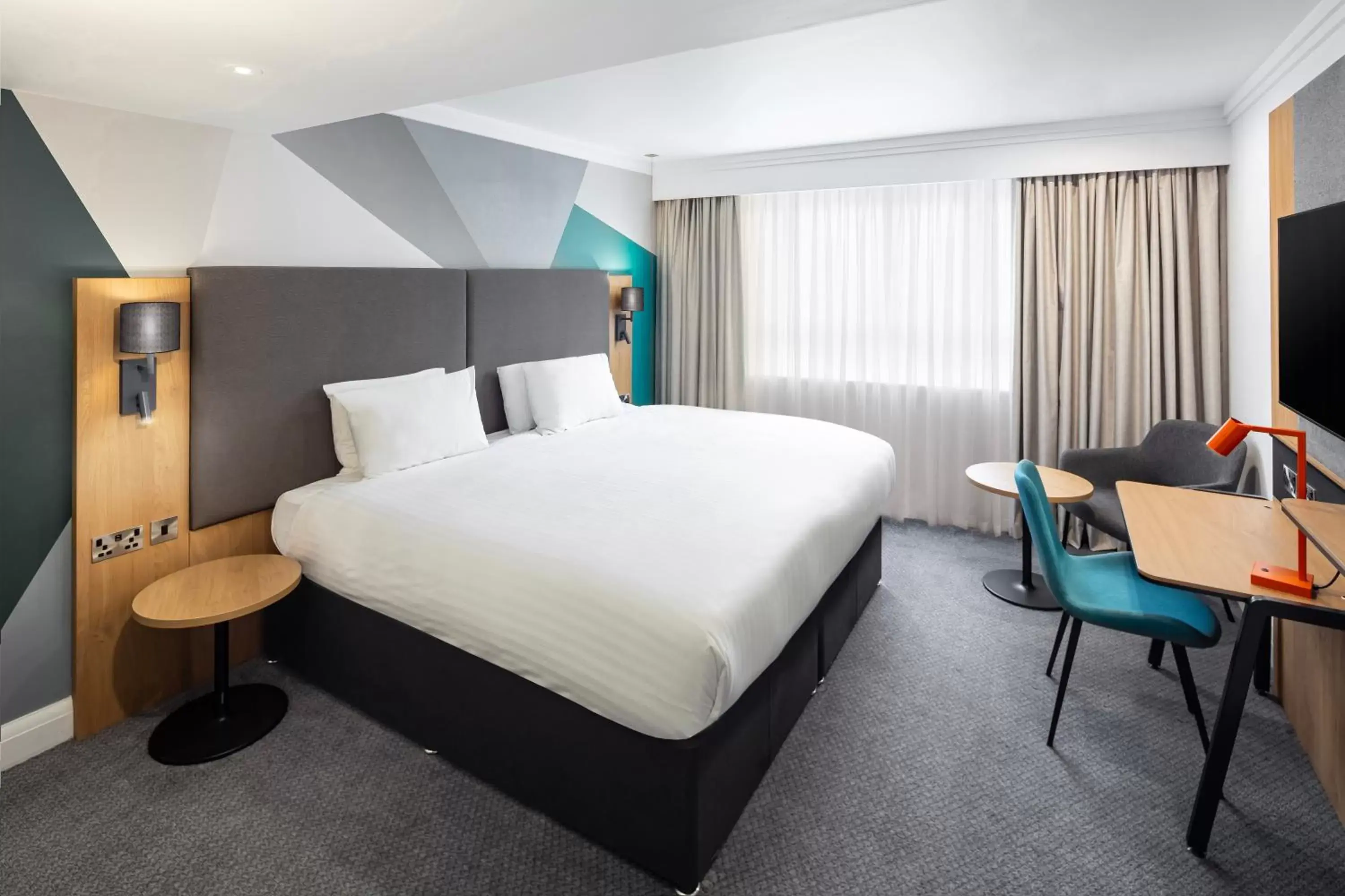 Bed in Holiday Inn London-Bexley, an IHG Hotel