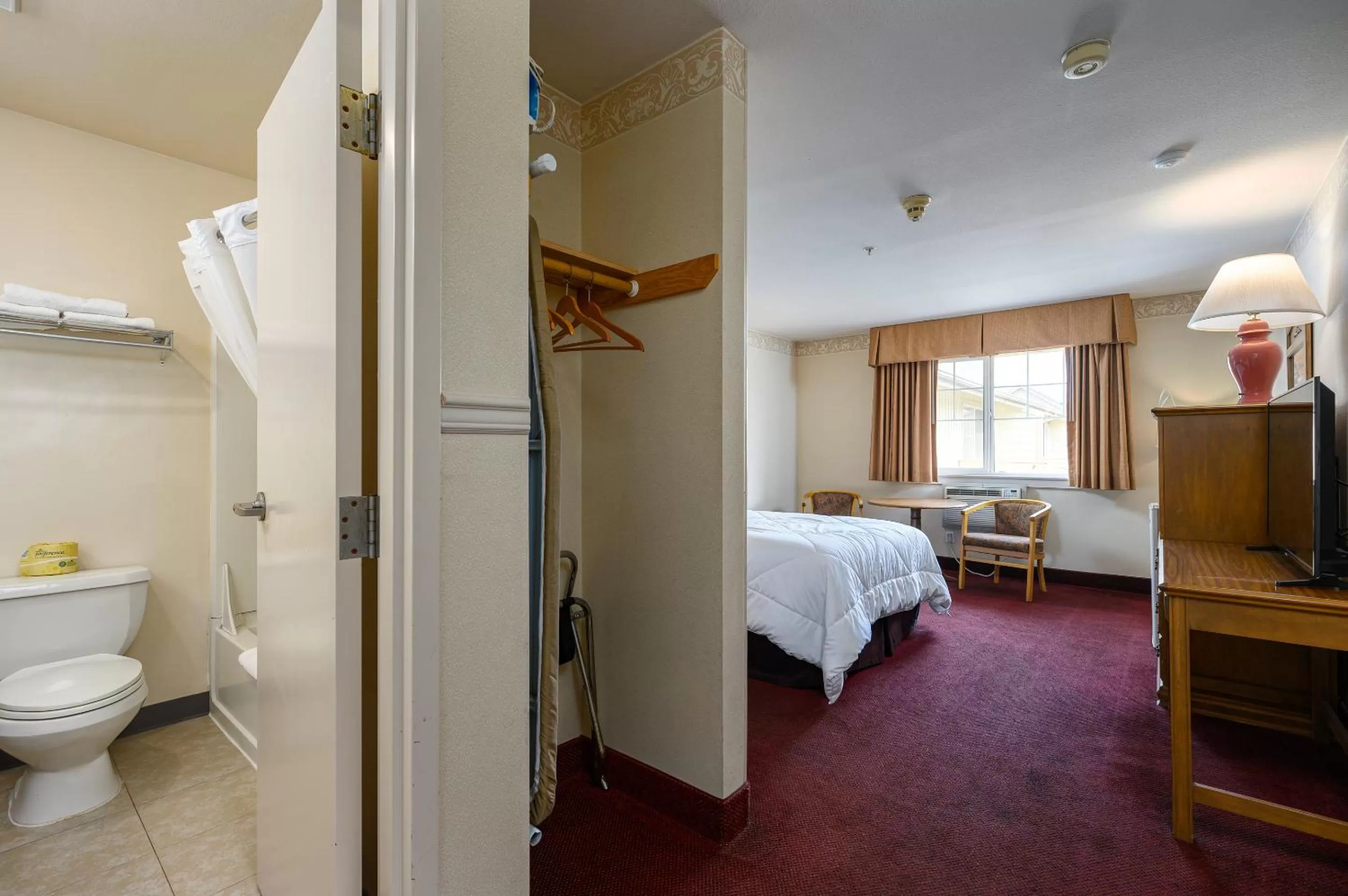 Bed in Three Rivers Inn Sedro Woolley