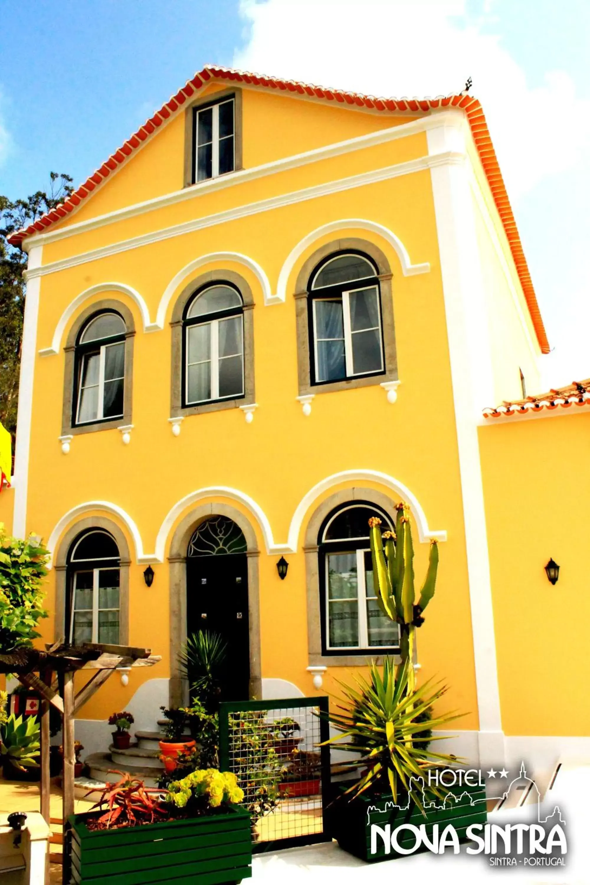 Facade/entrance, Property Building in Hotel Nova Sintra