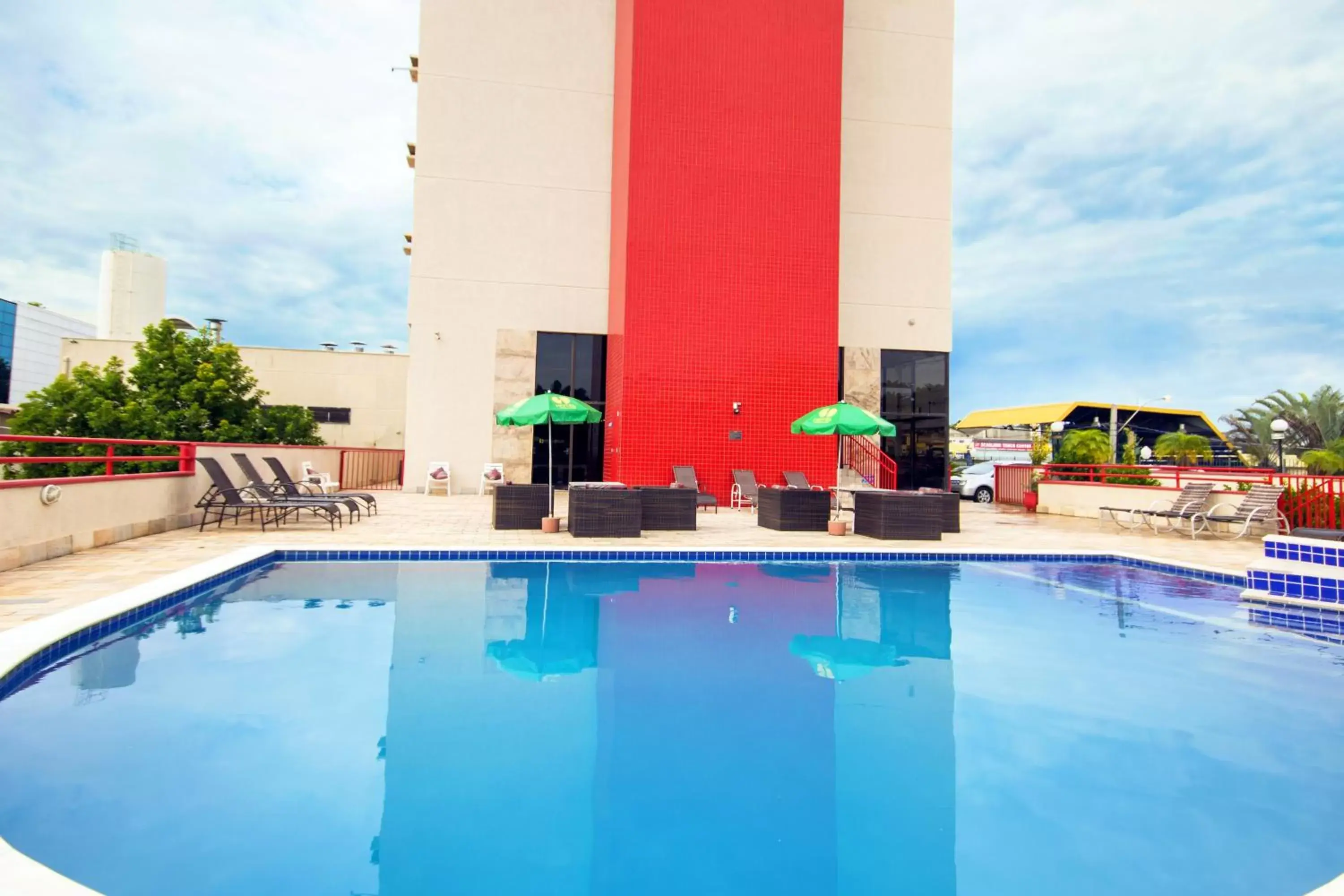 Swimming Pool in Dan Inn Campinas Anhanguera