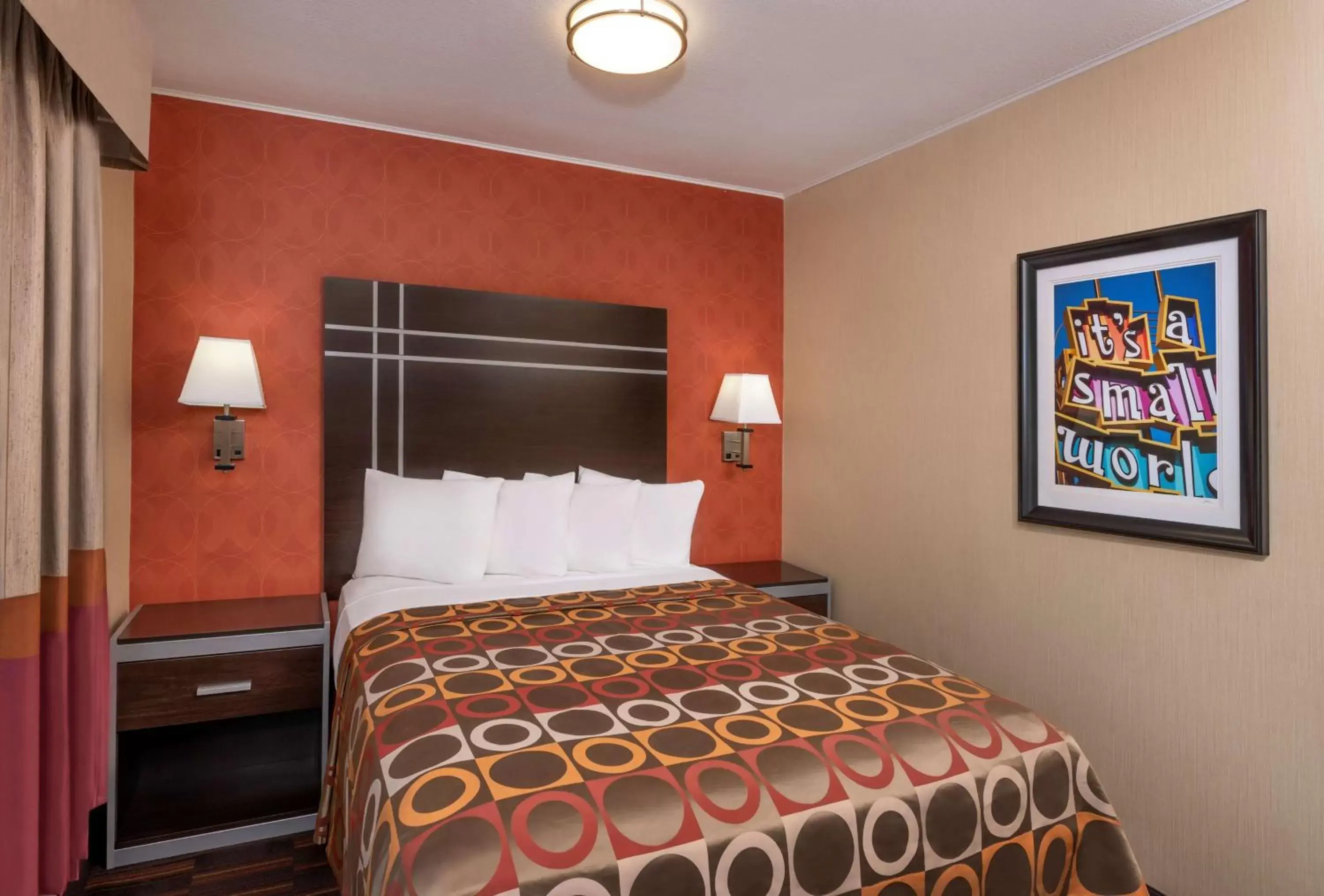 Photo of the whole room, Bed in Best Western Plus Raffles Inn & Suites