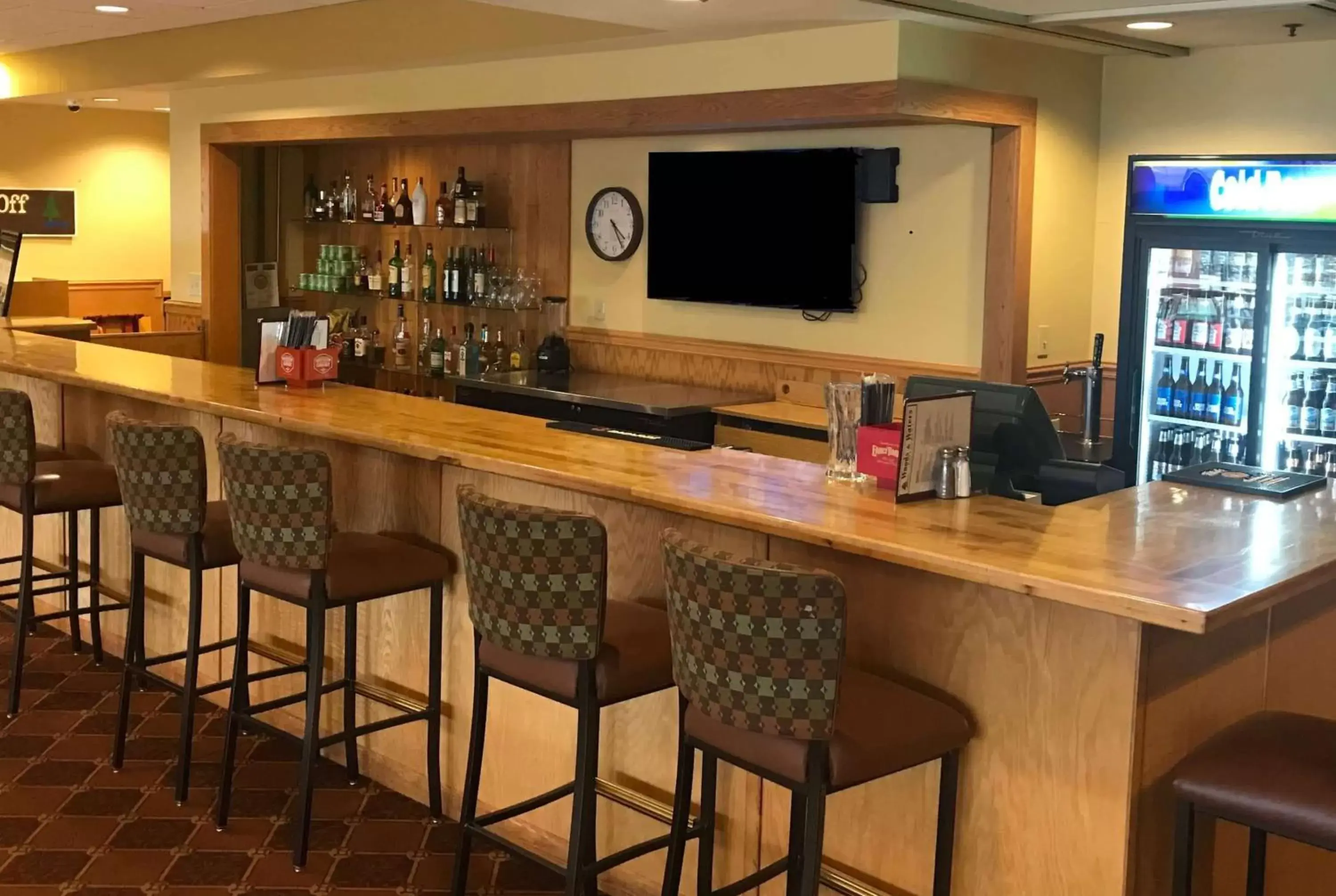 Lounge or bar, Lounge/Bar in Days Inn & Suites by Wyndham Sutton Flatwoods