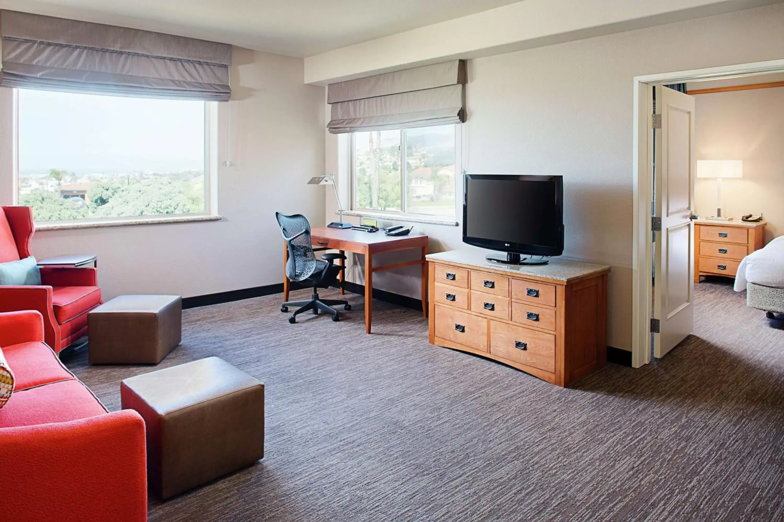 Bedroom, TV/Entertainment Center in Hilton Garden Inn San Luis Obispo/Pismo Beach