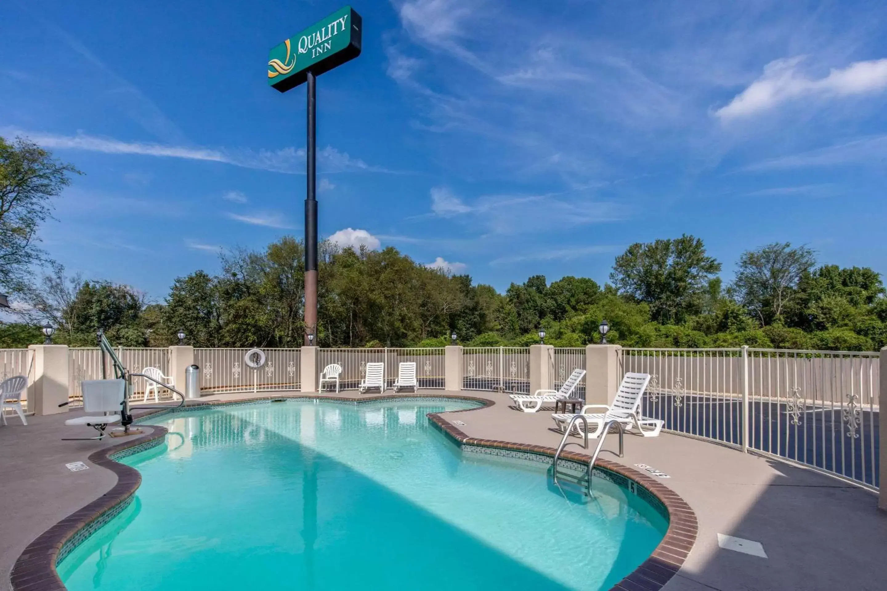 Activities, Swimming Pool in Quality Inn Athens I-65 / Huntsville Area West