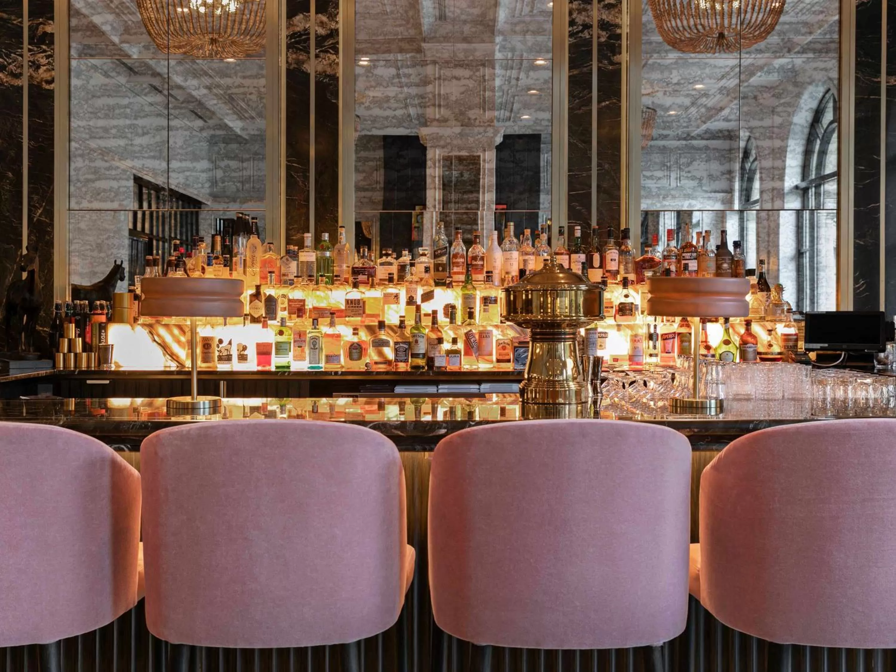 Lounge or bar in Fairmont Château Lake Louise