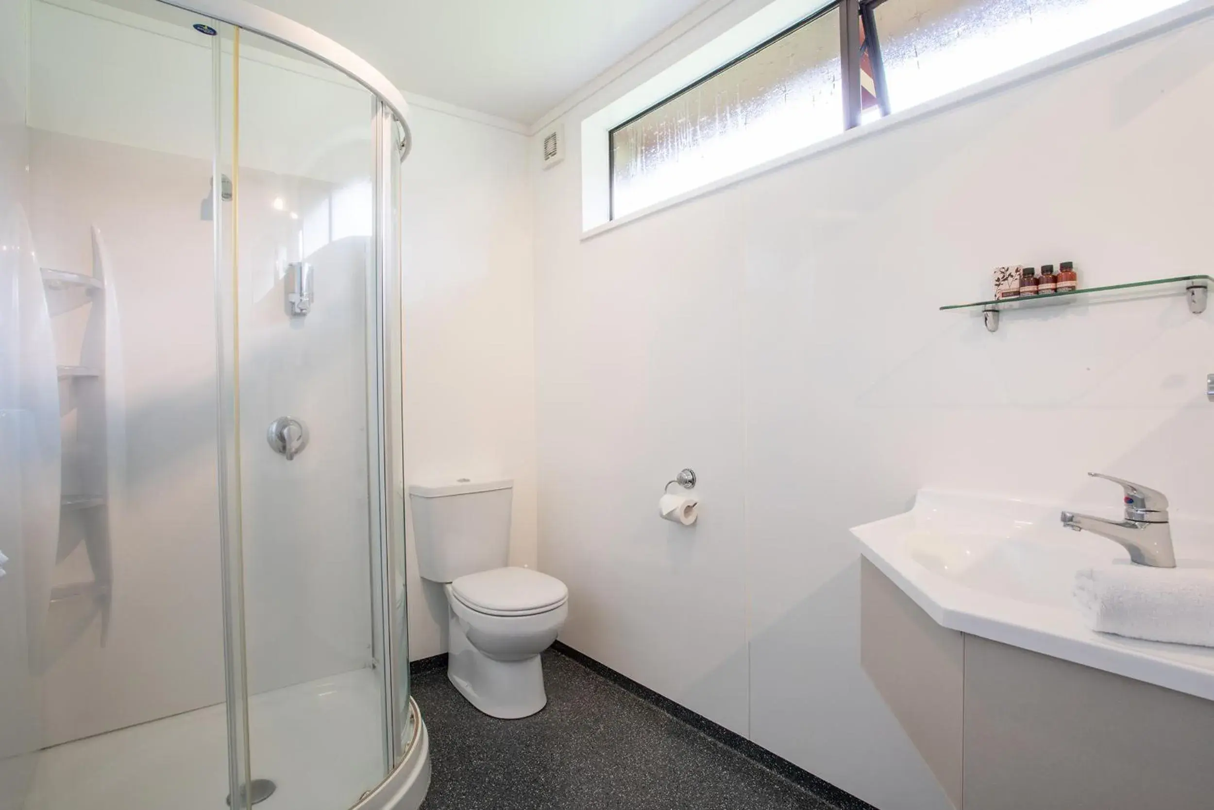 Bathroom in Te Anau Top 10 Holiday Park and Motels