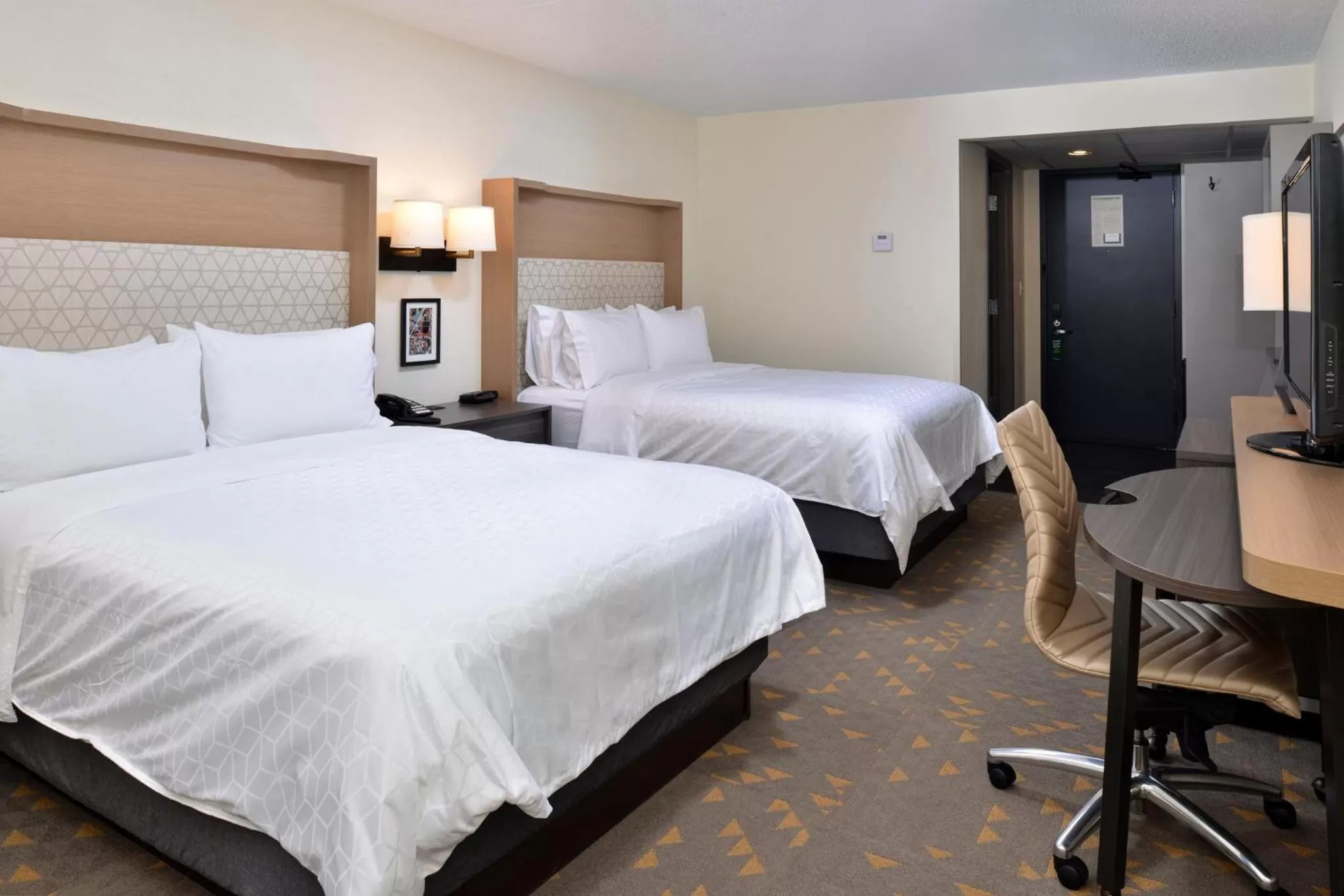 Photo of the whole room, Bed in Holiday Inn Hotel & Suites Overland Park-Convention Center by IHG