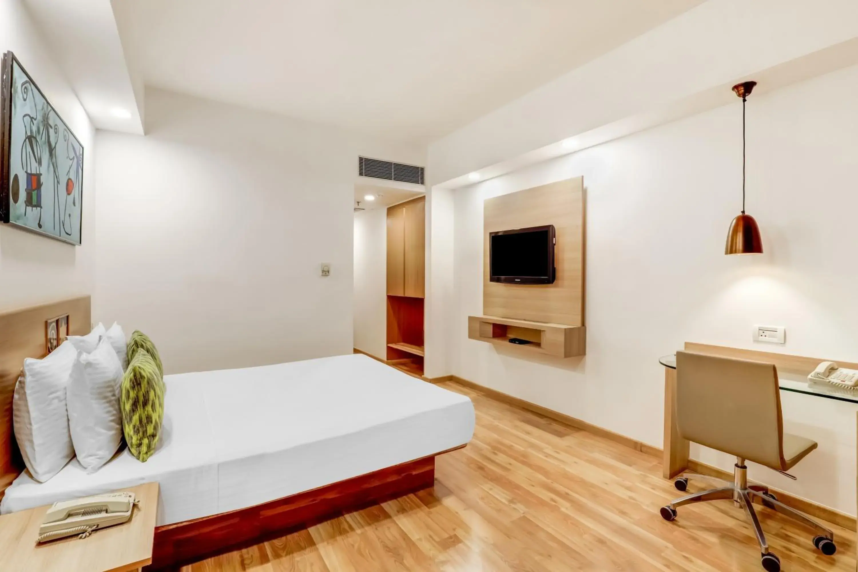 Bedroom, TV/Entertainment Center in Lemon Tree Hotel, Ahmedabad