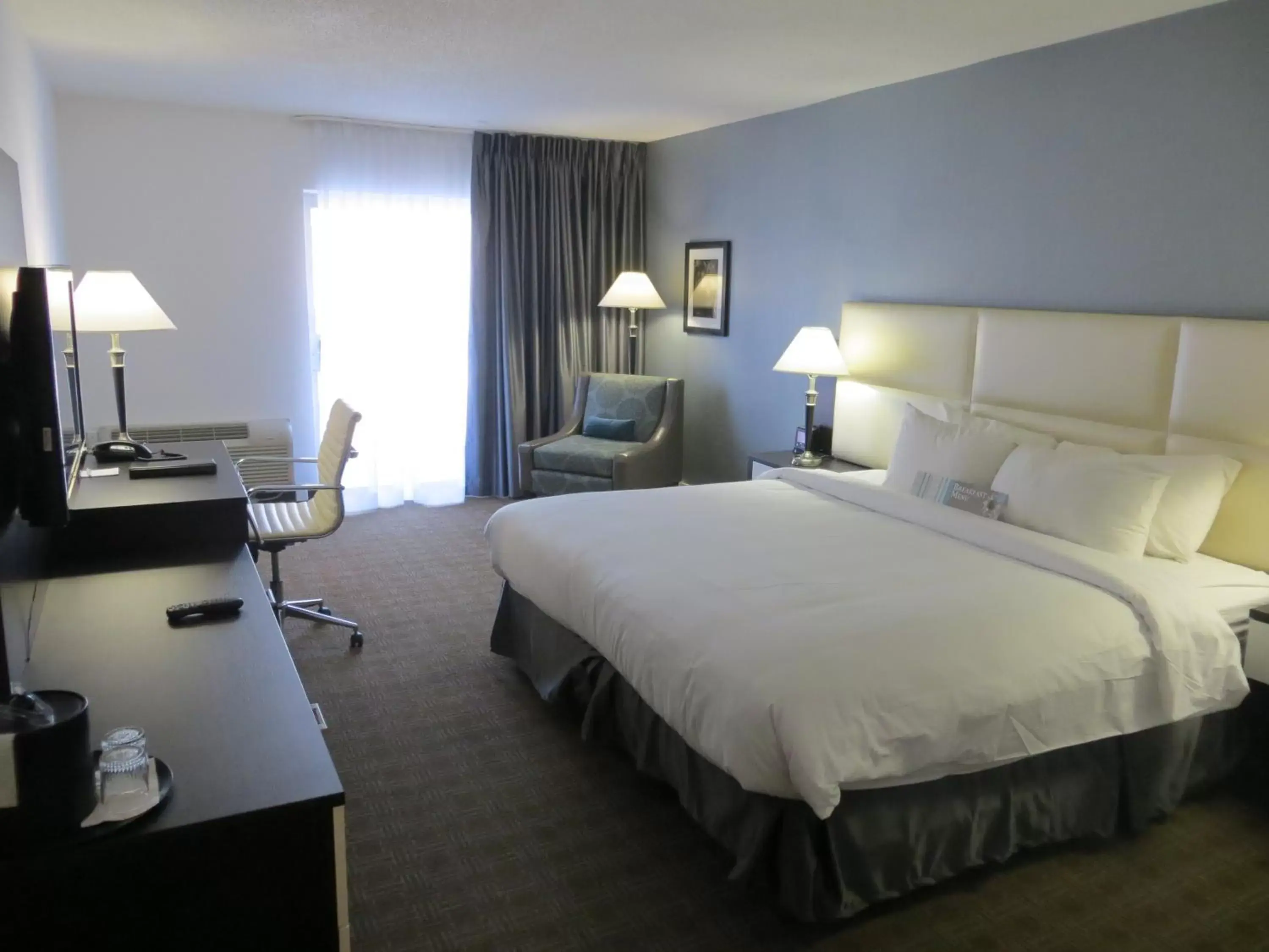 Deluxe King Room with Balcony in Toronto Don Valley Hotel and Suites