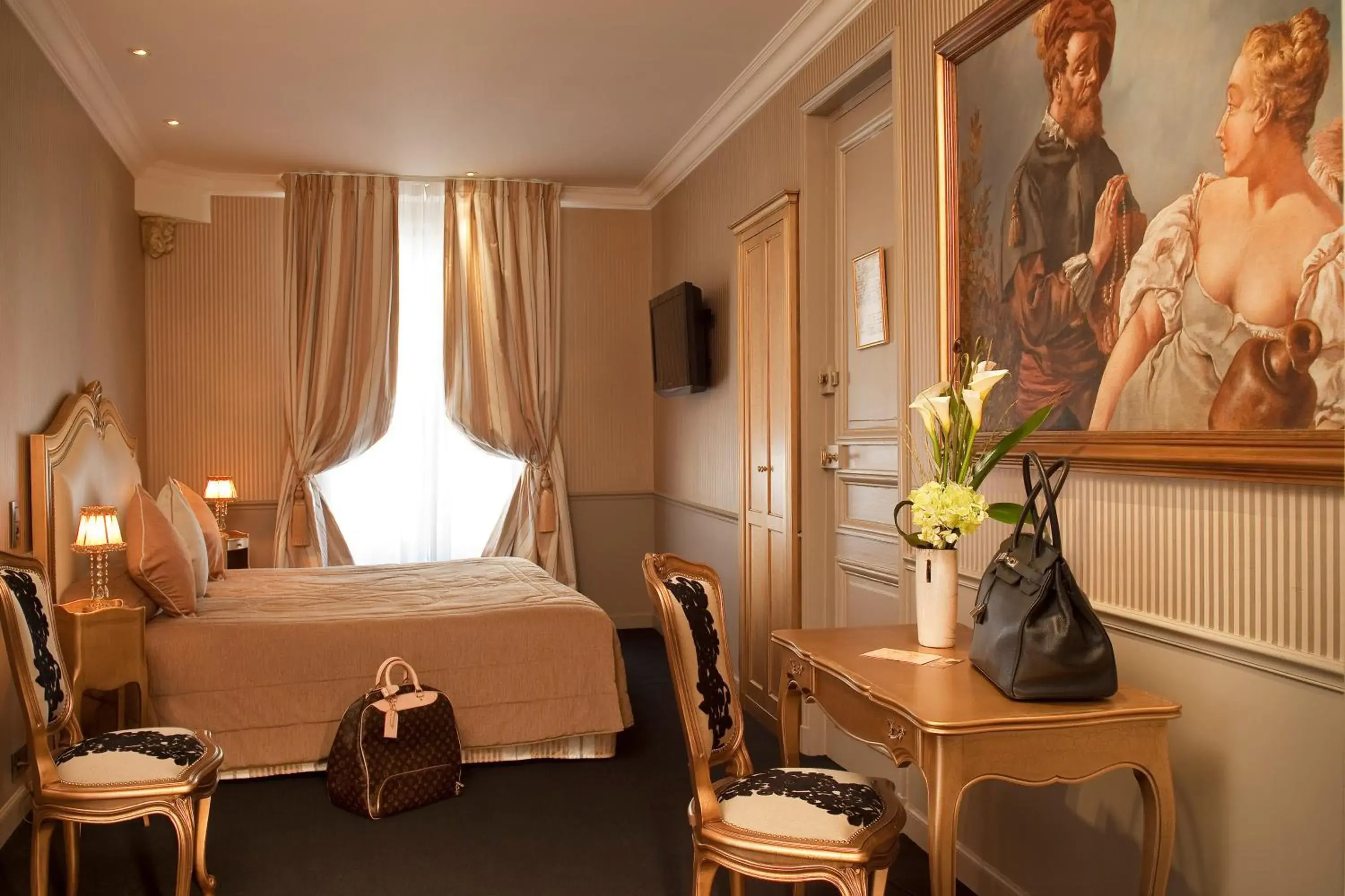 Photo of the whole room in Hotel Saint Jacques