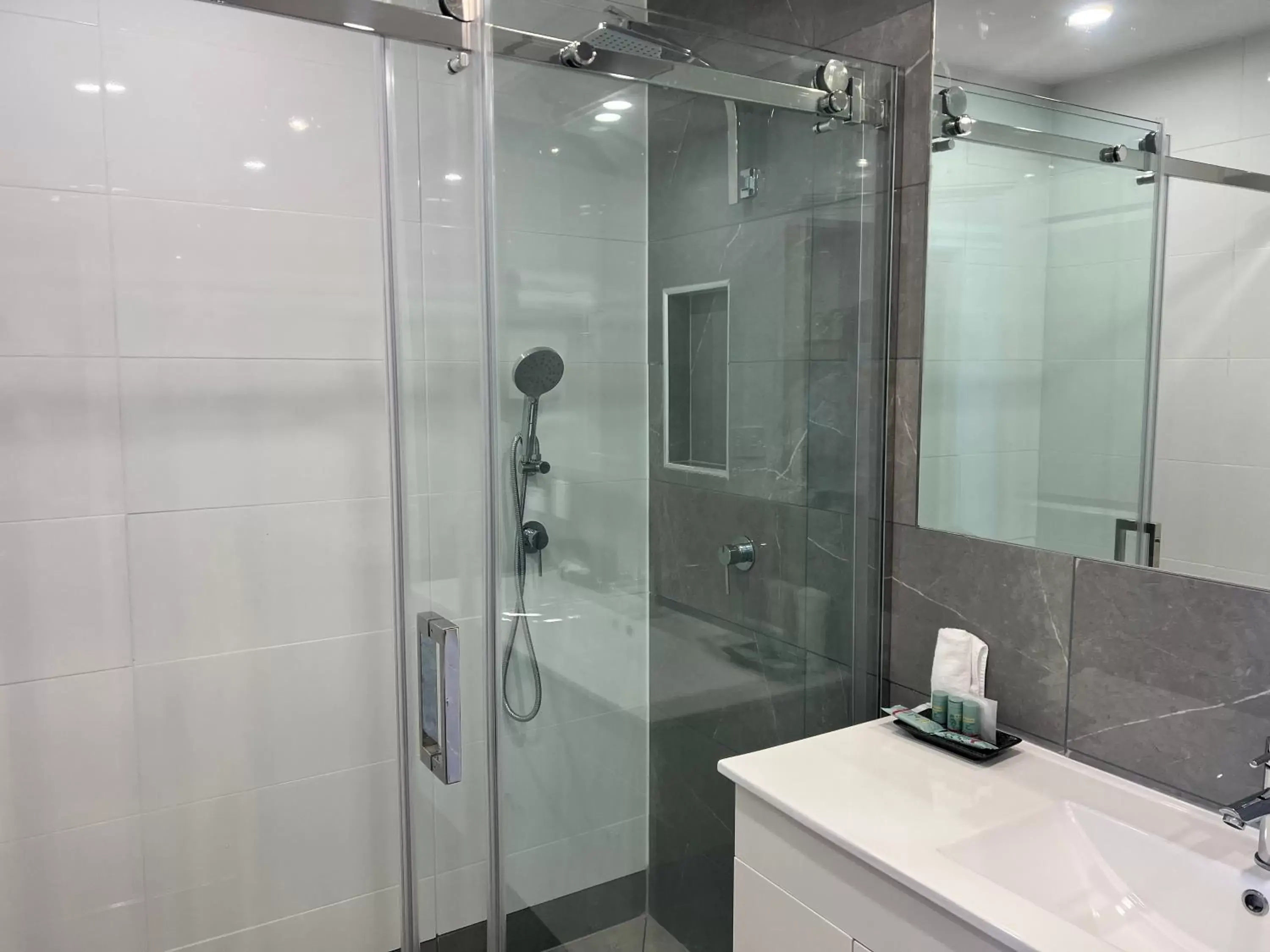 Shower, Bathroom in Best Western Melbourne Airport