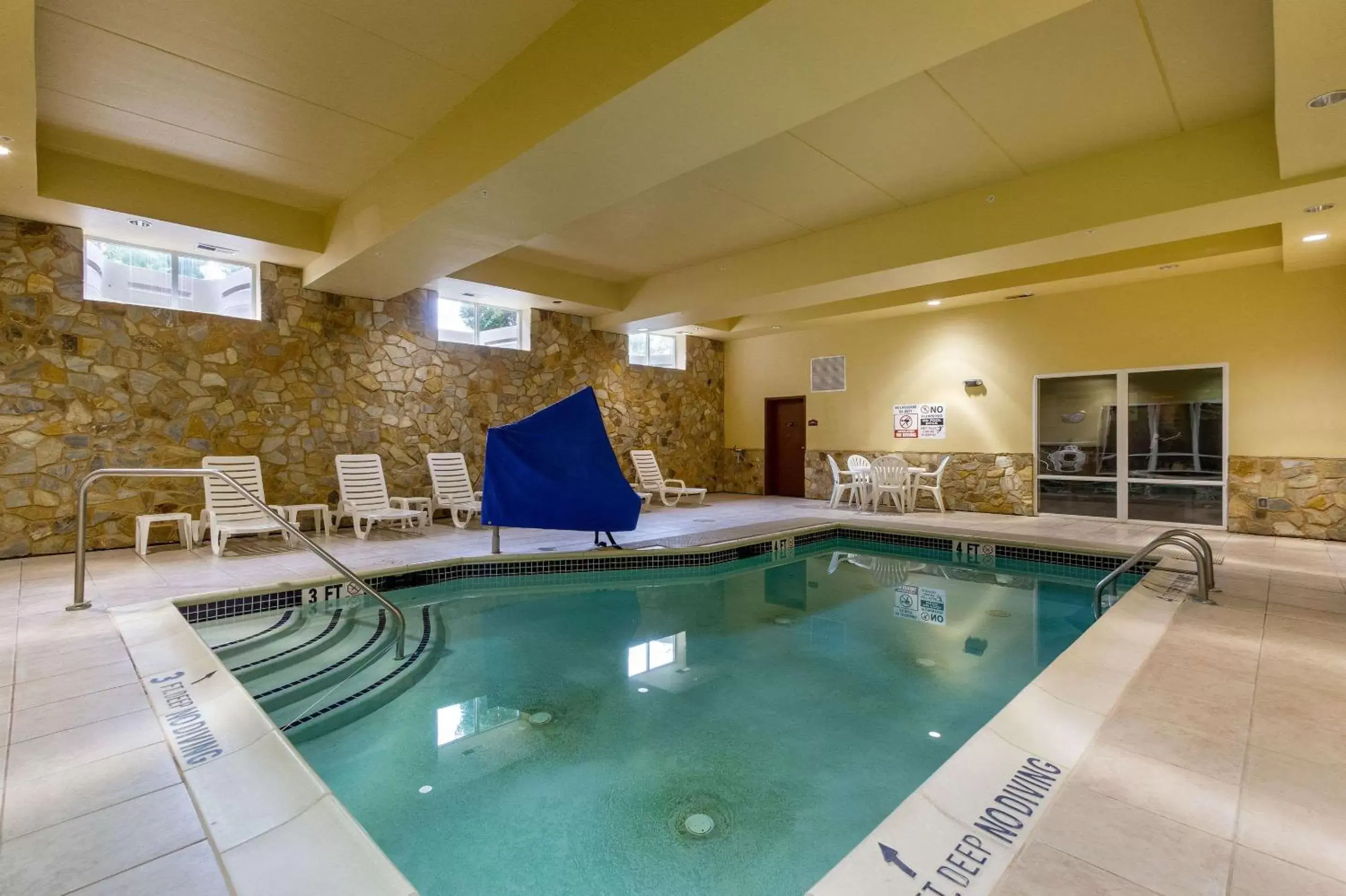 On site, Swimming Pool in Comfort Suites Near Gettysburg Battlefield Visitor Center