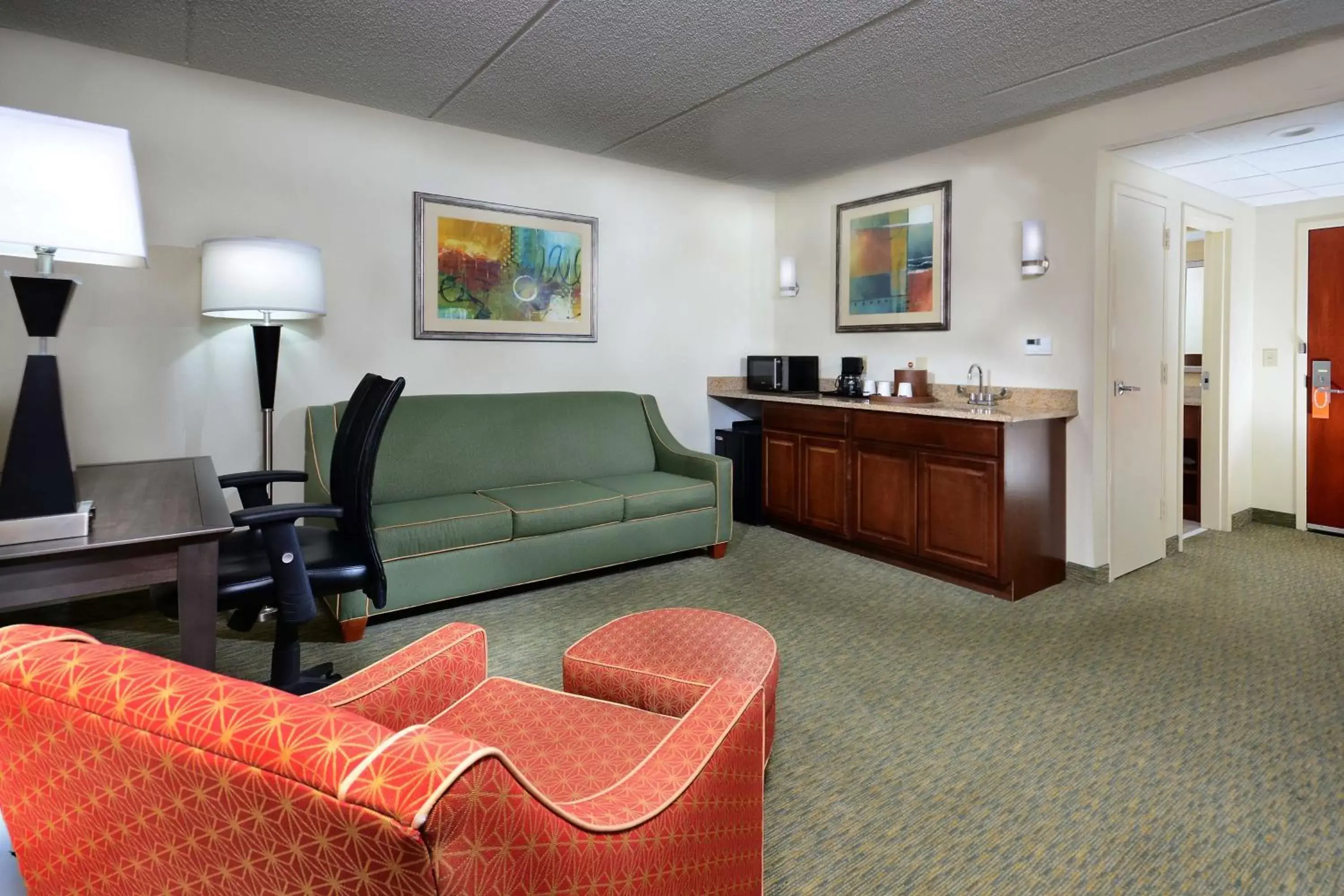 Living room, Seating Area in Hampton Inn Raleigh/Town of Wake Forest