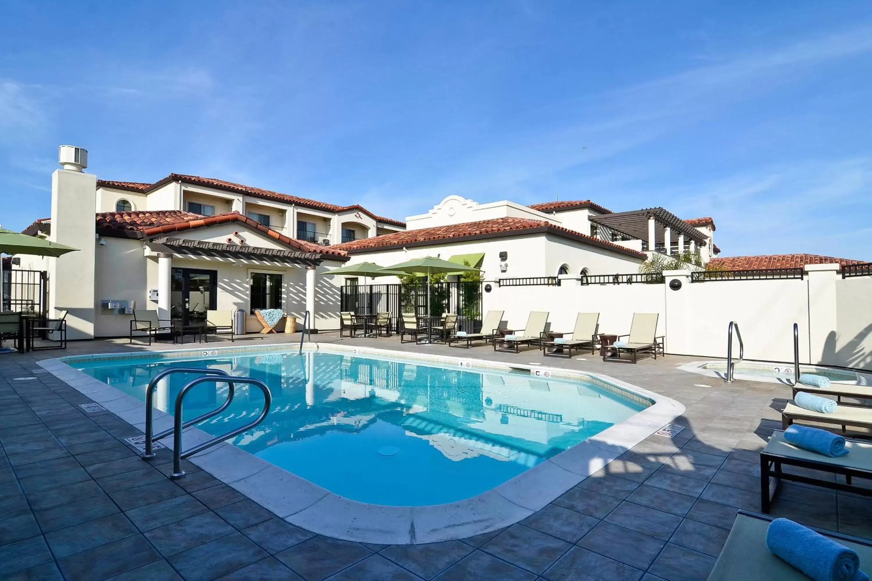Swimming pool, Property Building in Fairfield Inn & Suites Santa Cruz - Capitola
