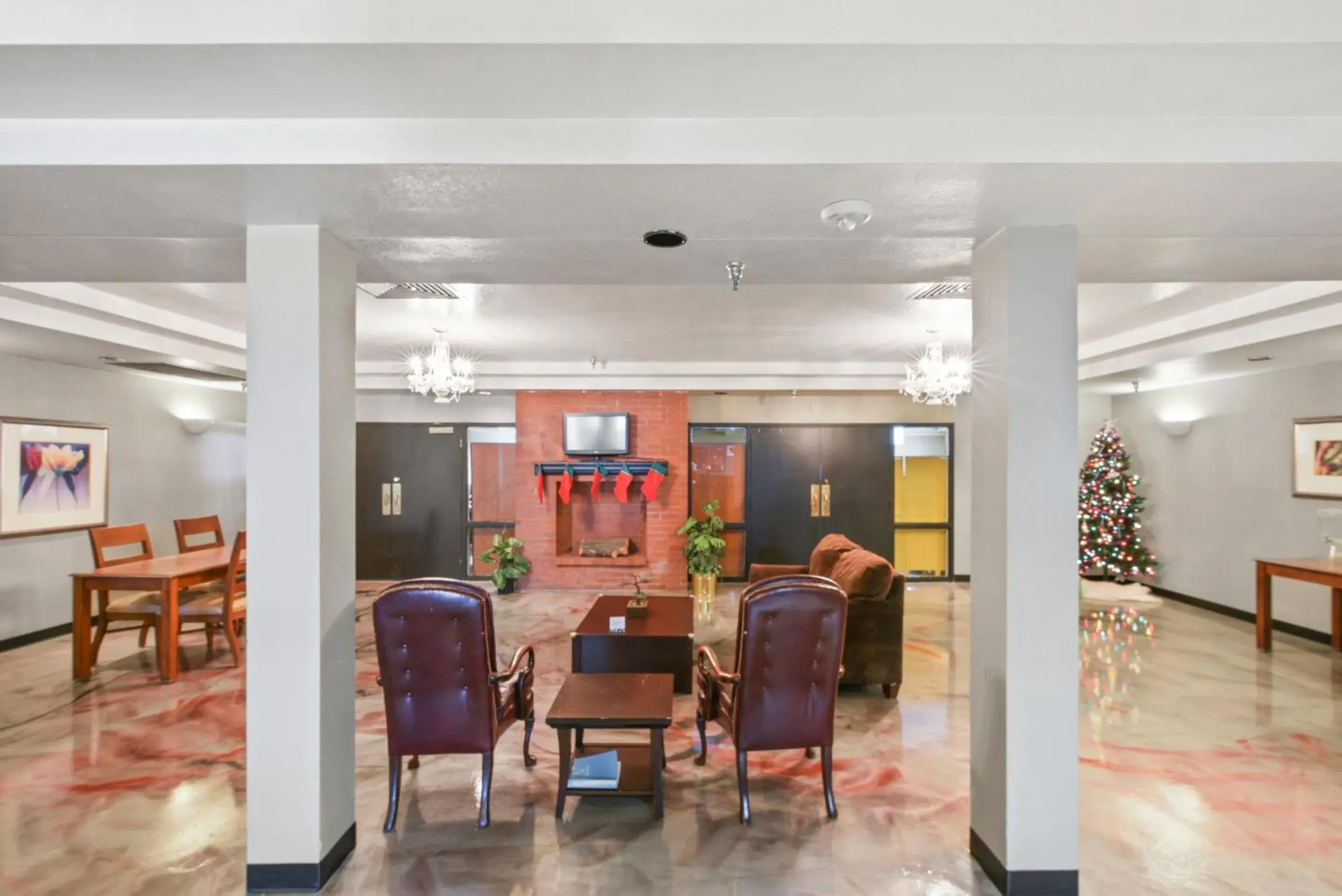 Lobby or reception, Restaurant/Places to Eat in OYO Hotel Edmond - University of Central Oklahoma