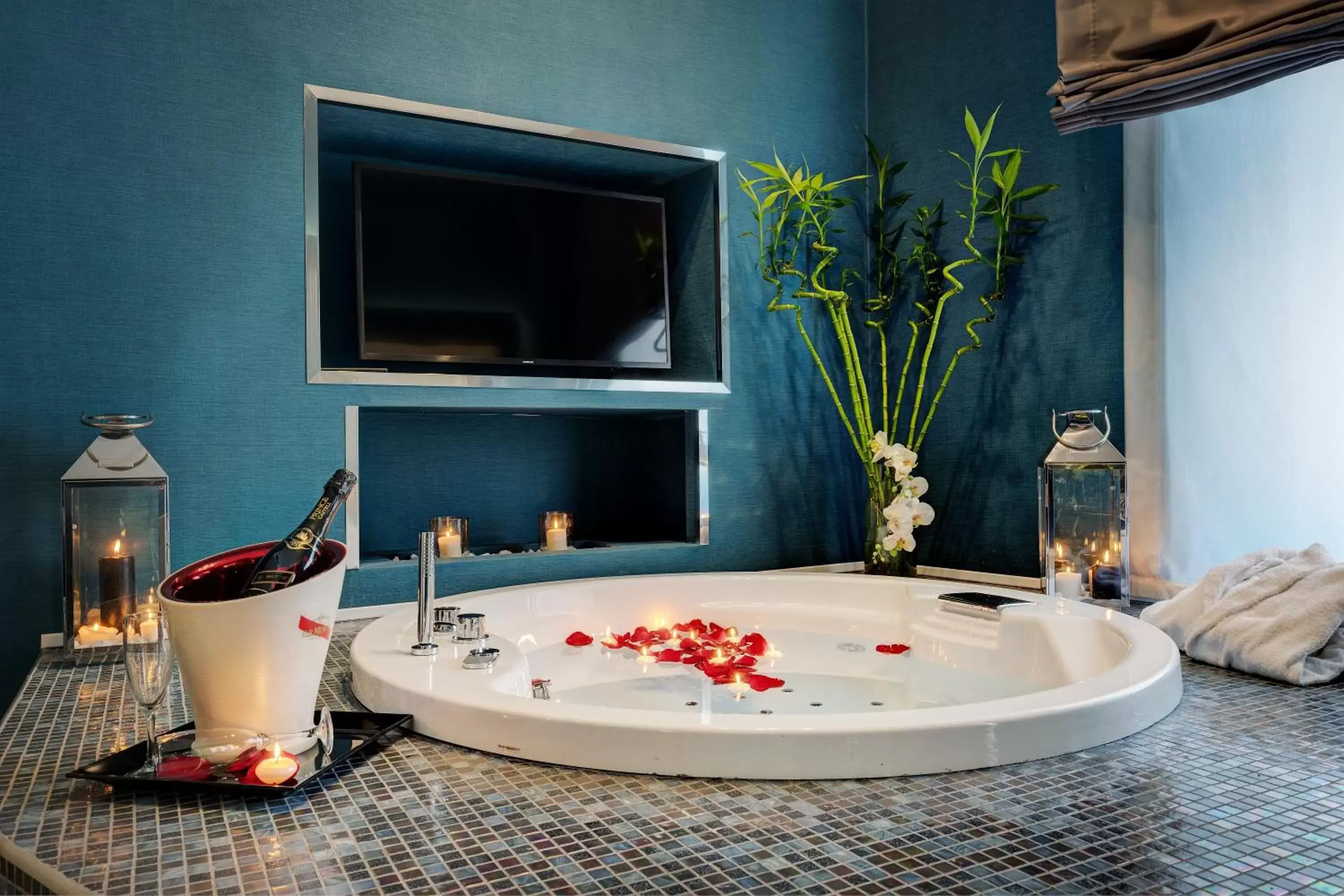 Hot Tub, Bathroom in Dharma Style Hotel & Spa