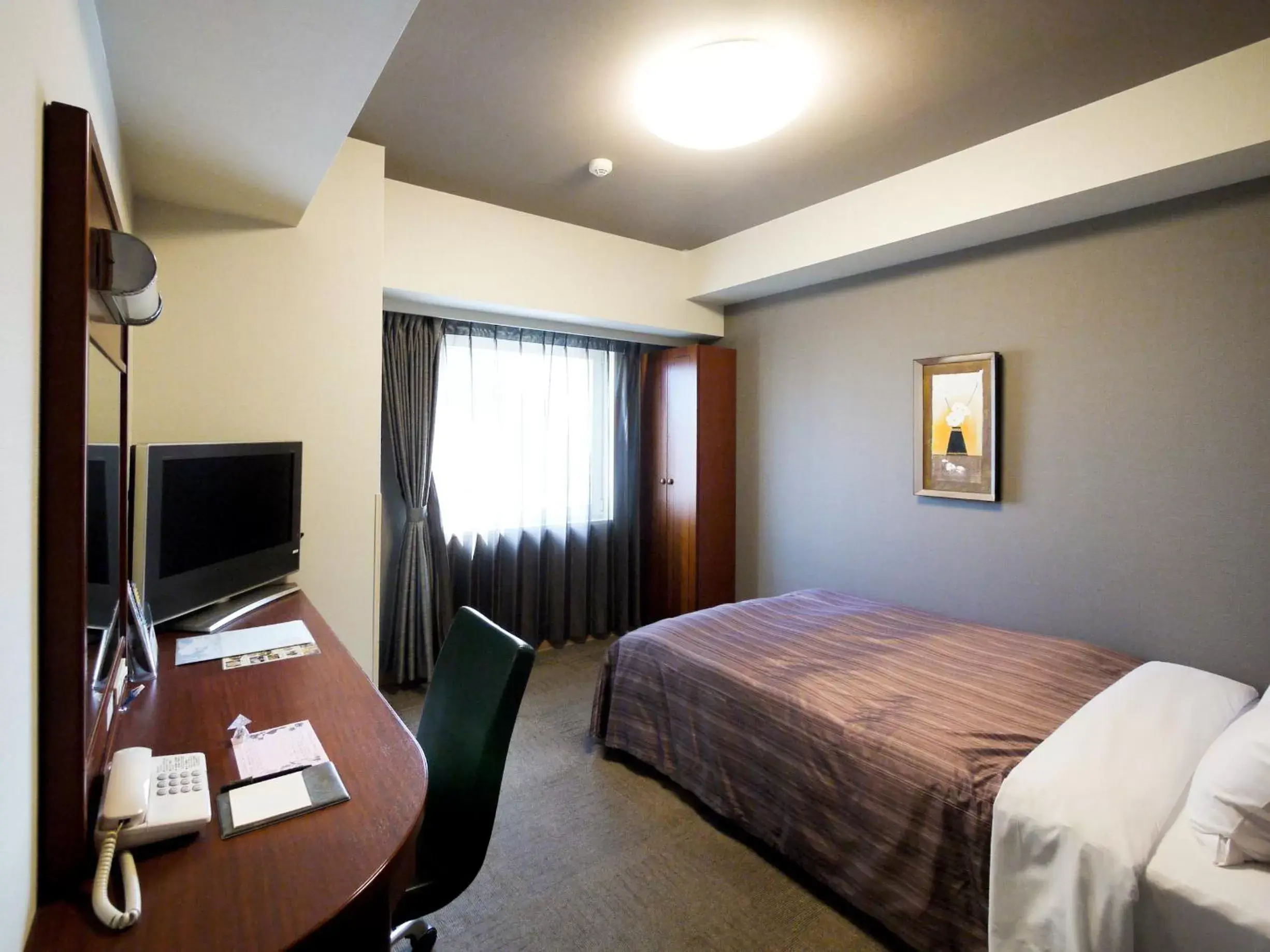 Bed, TV/Entertainment Center in Hotel Route-Inn Koga Ekimae
