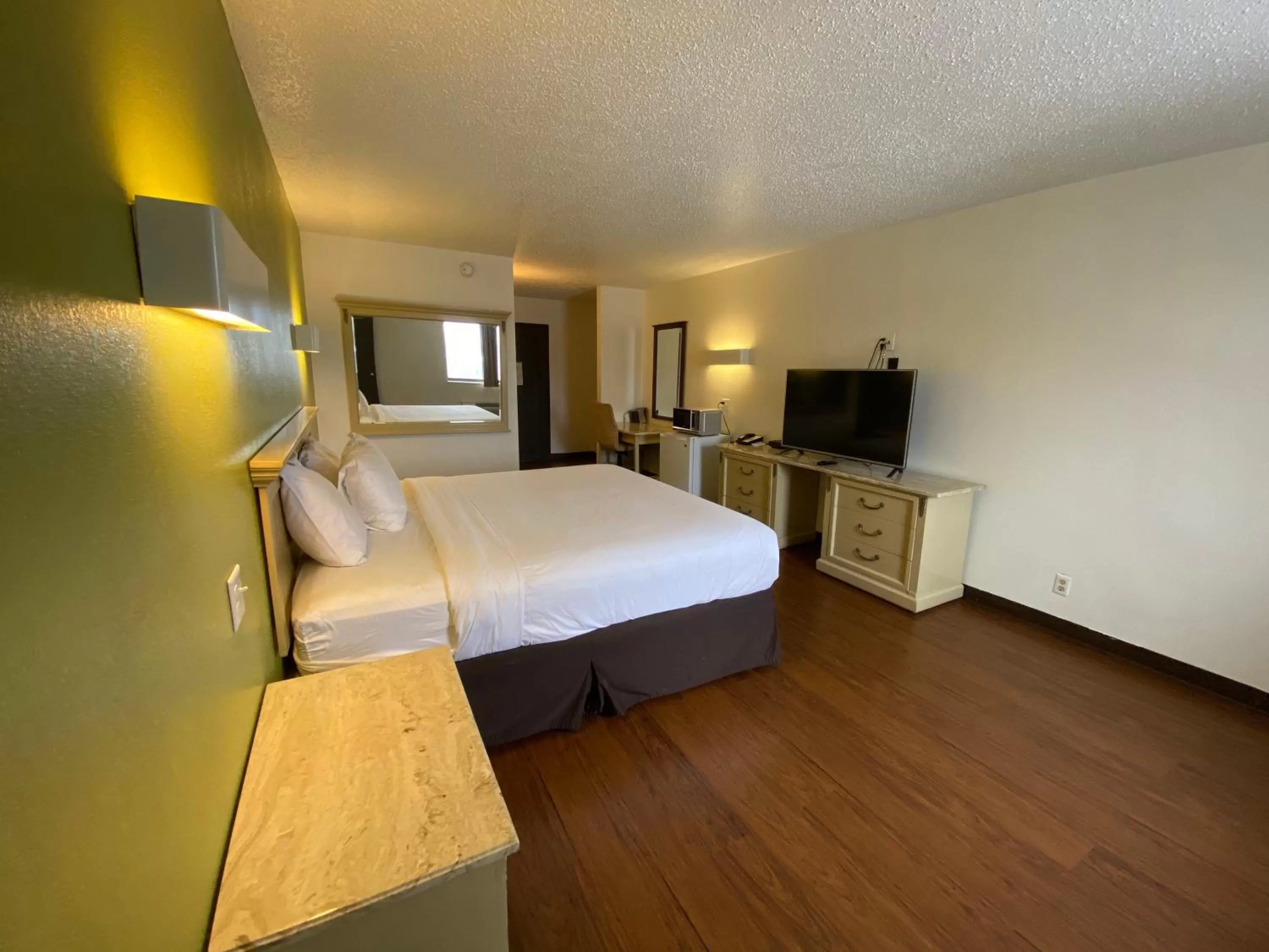 Photo of the whole room, Bed in Skylight Inn Willoughby - Cleveland Mentor