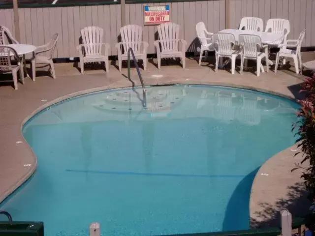 Swimming Pool in Cedarwood Inn